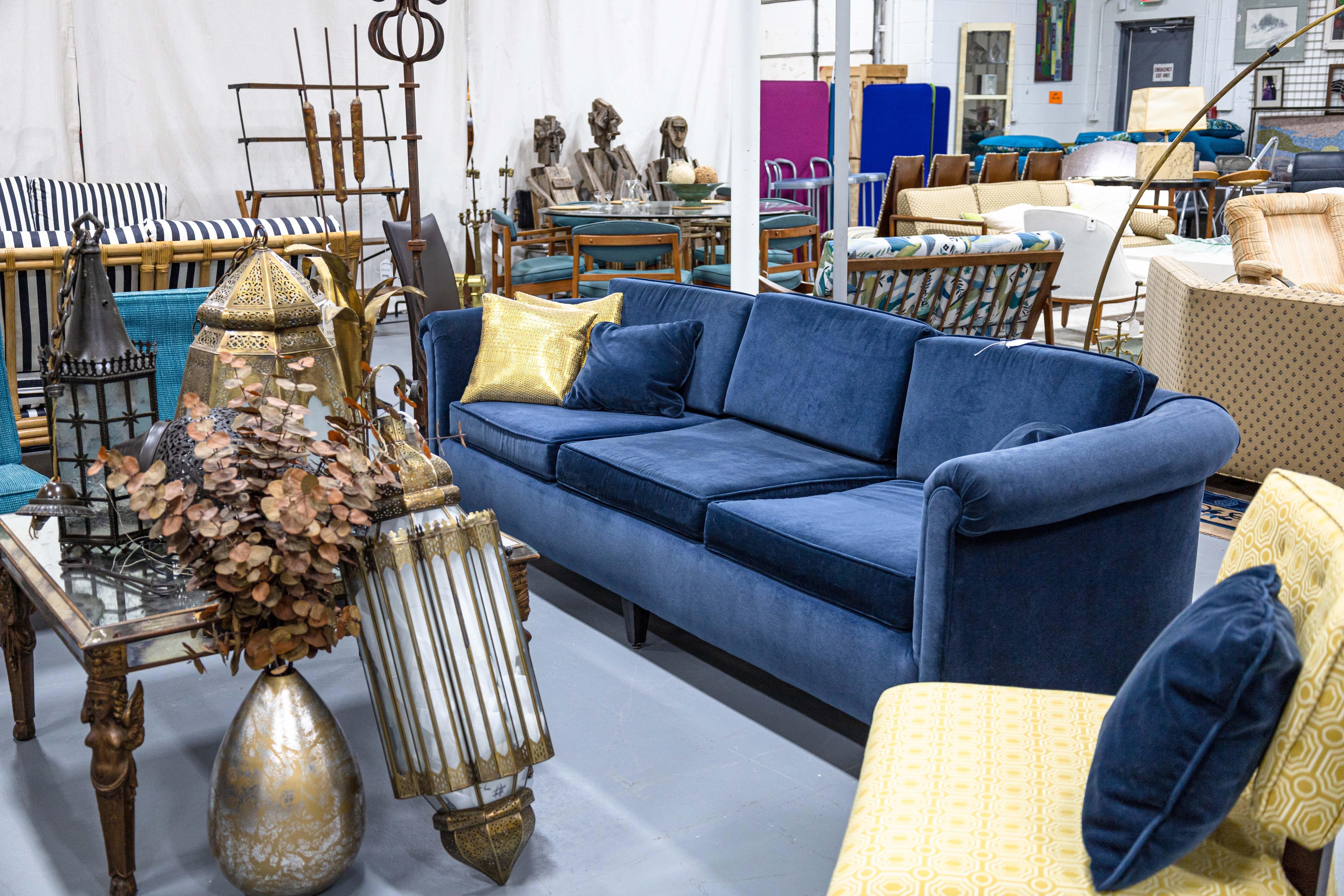 Un sofá de terciopelo de Baker Furniture. Esta hermosa pieza de mobiliario moderno contemporáneo presenta un estilo clásico, con armazón de cubo, brazos enrollables y patas de madera cónicas que redondean la base del sofá. Esta pieza está tapizada