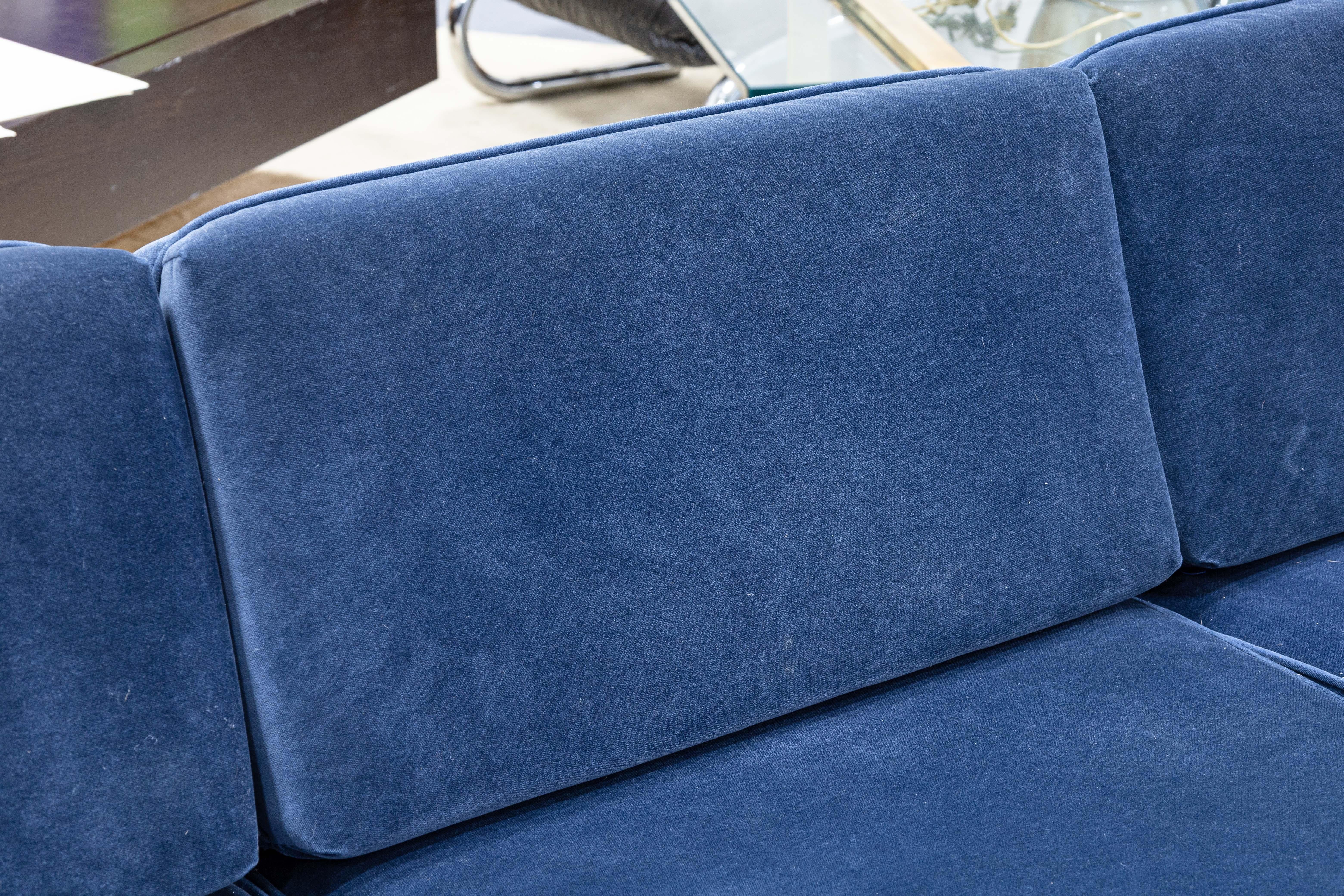Baker Furniture Tapicería de tela de terciopelo azul Sofá moderno contemporáneo Camilla en Bueno Estado en Keego Harbor, MI