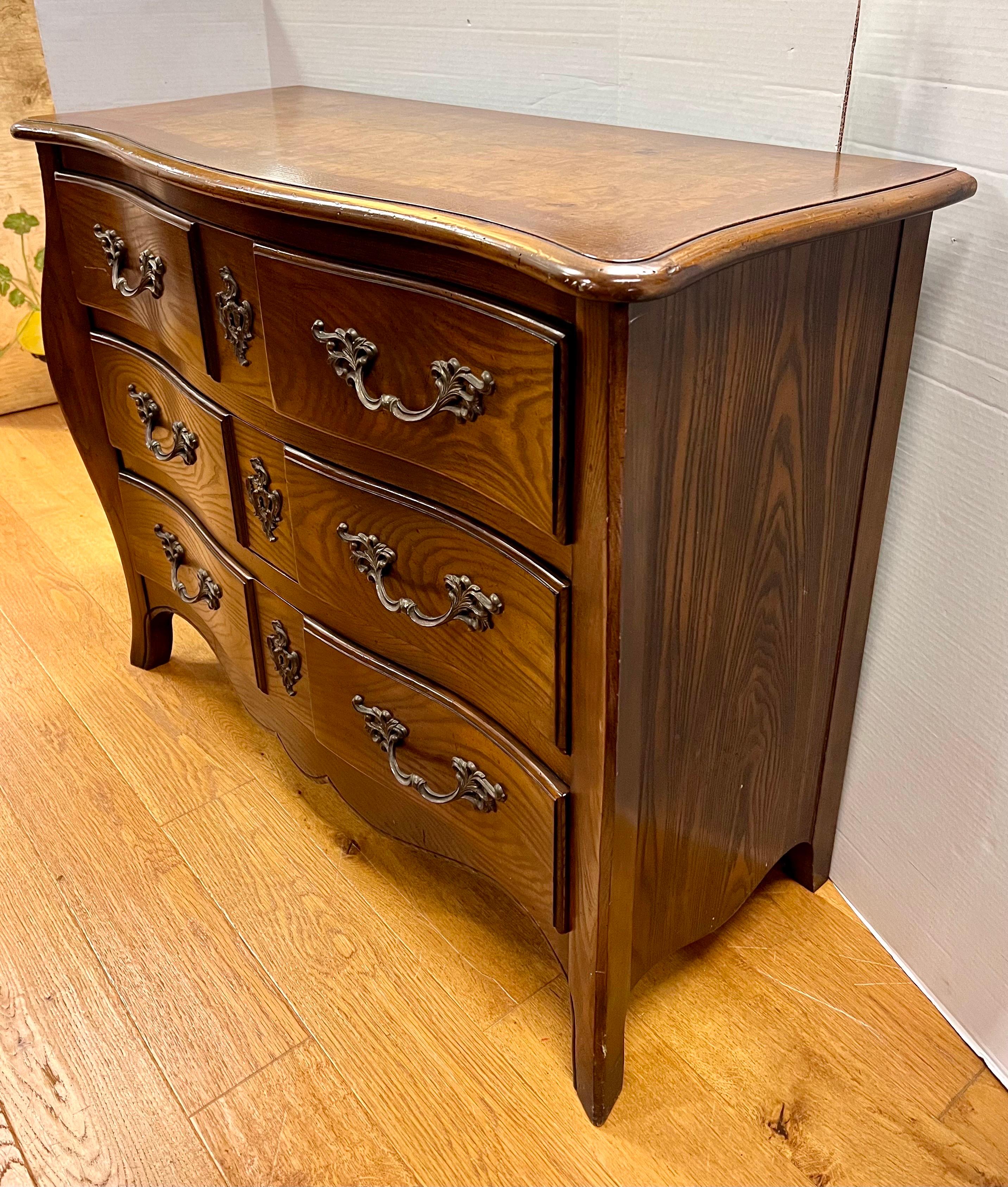 Baker Furniture Bombe Chest Commode Dresser Chest of Drawers In Good Condition For Sale In West Hartford, CT