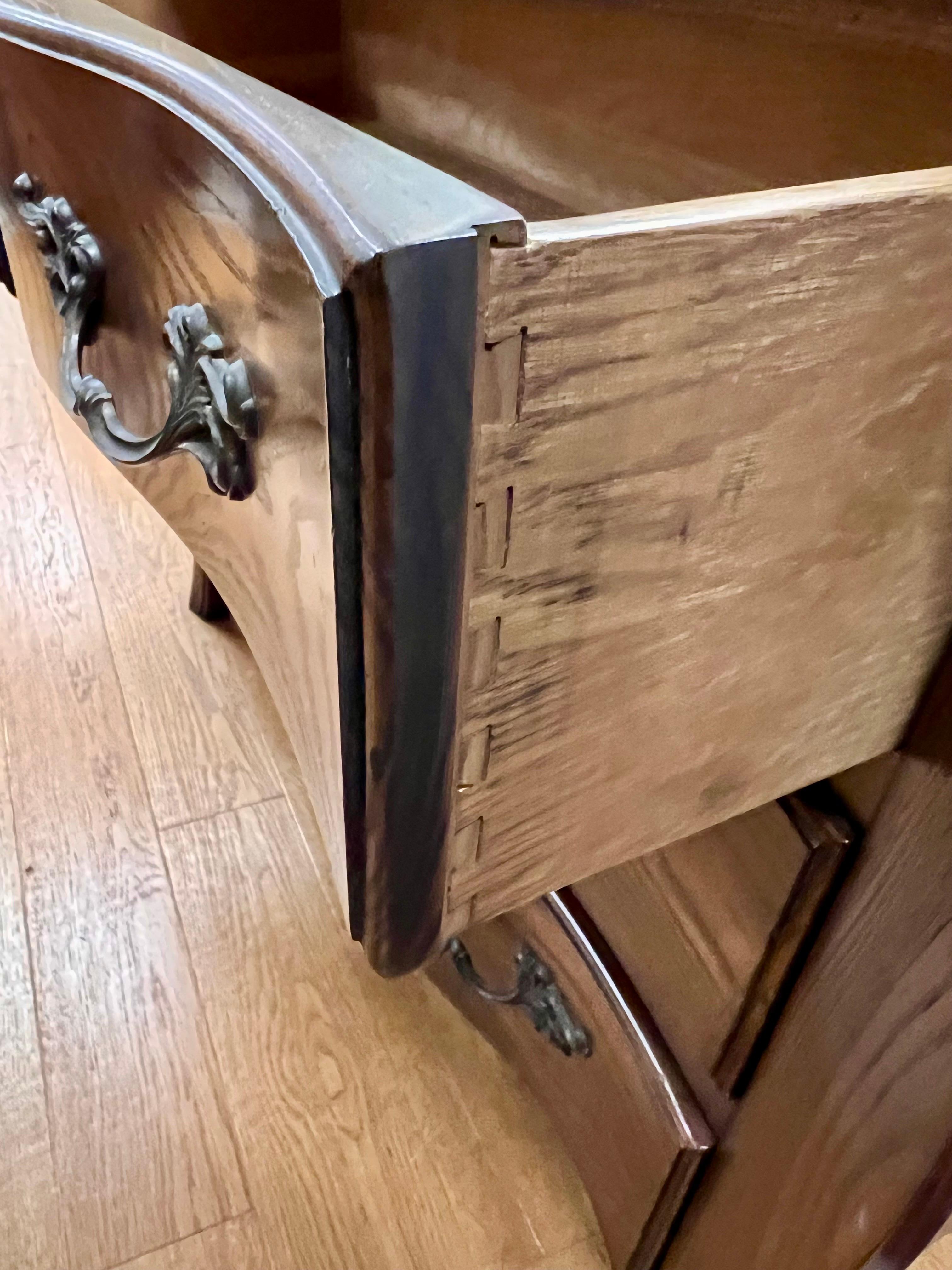 Noyer Baker Furniture Bombe Chest Commode Dresser Chest of Drawers en vente
