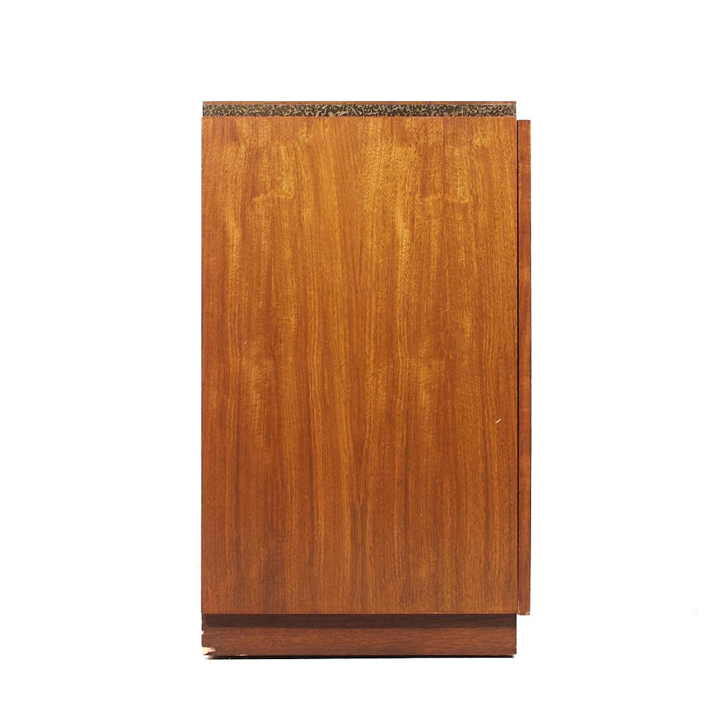 Americano Credenza buffet in ottone e noce di Baker Furniture in vendita