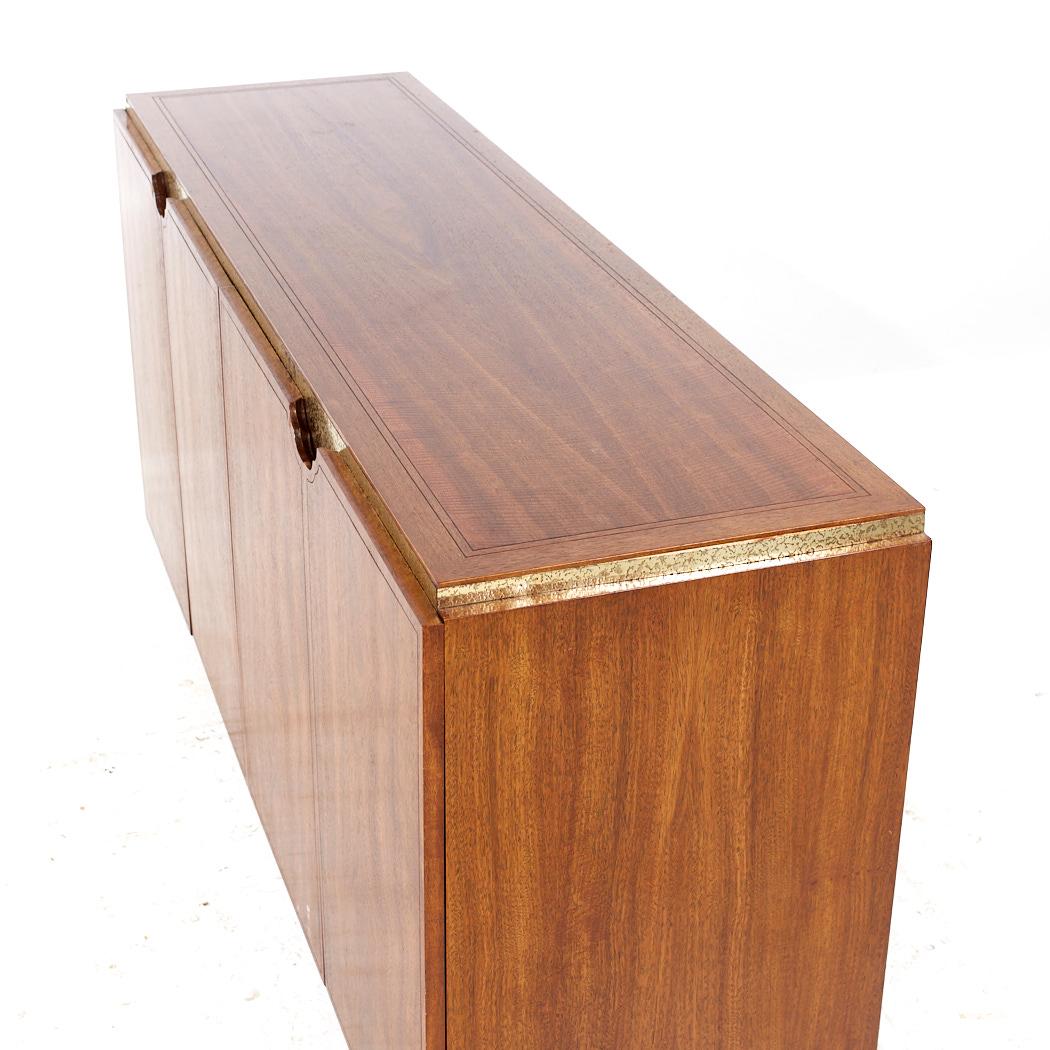 XXI secolo e contemporaneo Credenza buffet in ottone e noce di Baker Furniture in vendita
