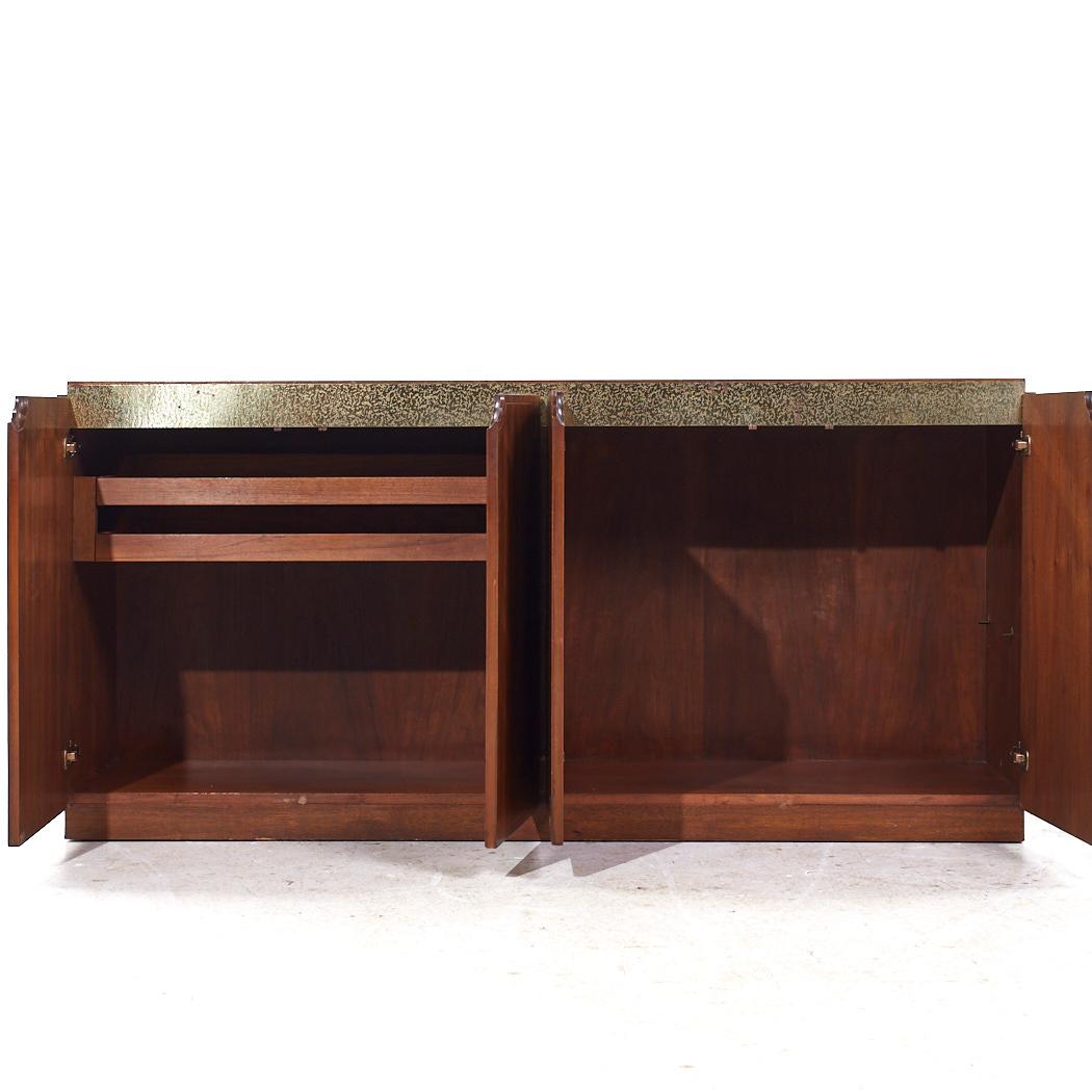 Ottone Credenza buffet in ottone e noce di Baker Furniture in vendita