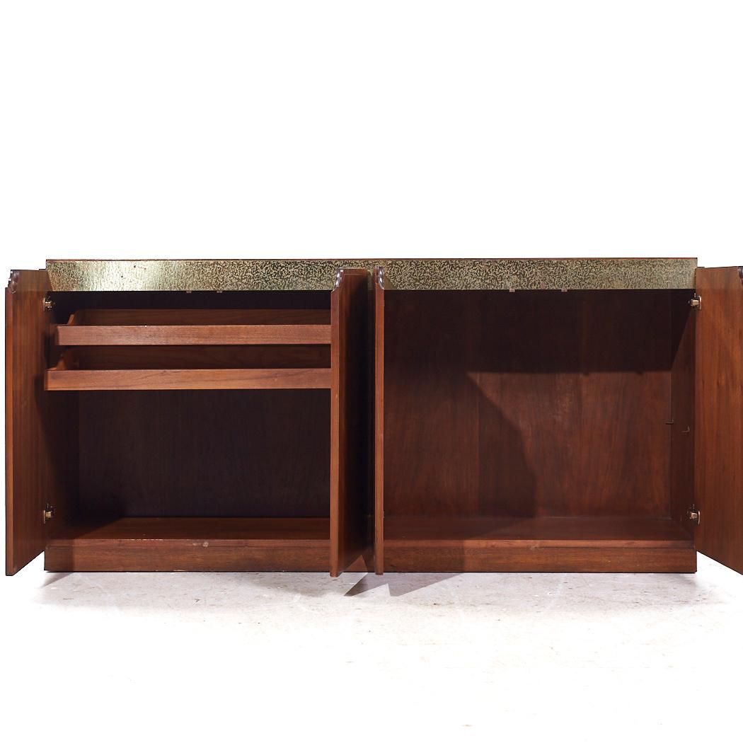 Credenza buffet in ottone e noce di Baker Furniture in vendita 1