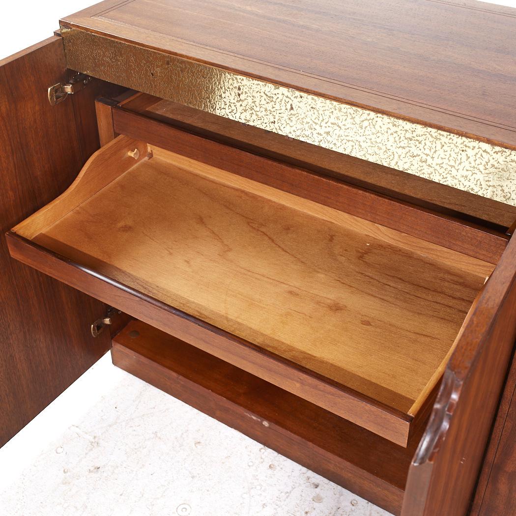 Credenza buffet in ottone e noce di Baker Furniture in vendita 2