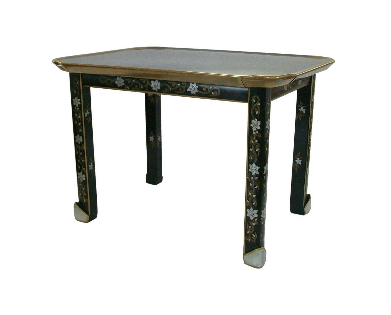 Baker Furniture - Raro tavolino da cocktail/caffè Chinoiserie d'epoca - qualità eccezionale con patina invecchiata - piano in ottone con bordo a crosta martellato a mano - disegno floreale e di vite dipinto a mano sul grembiule e sulle gambe nere