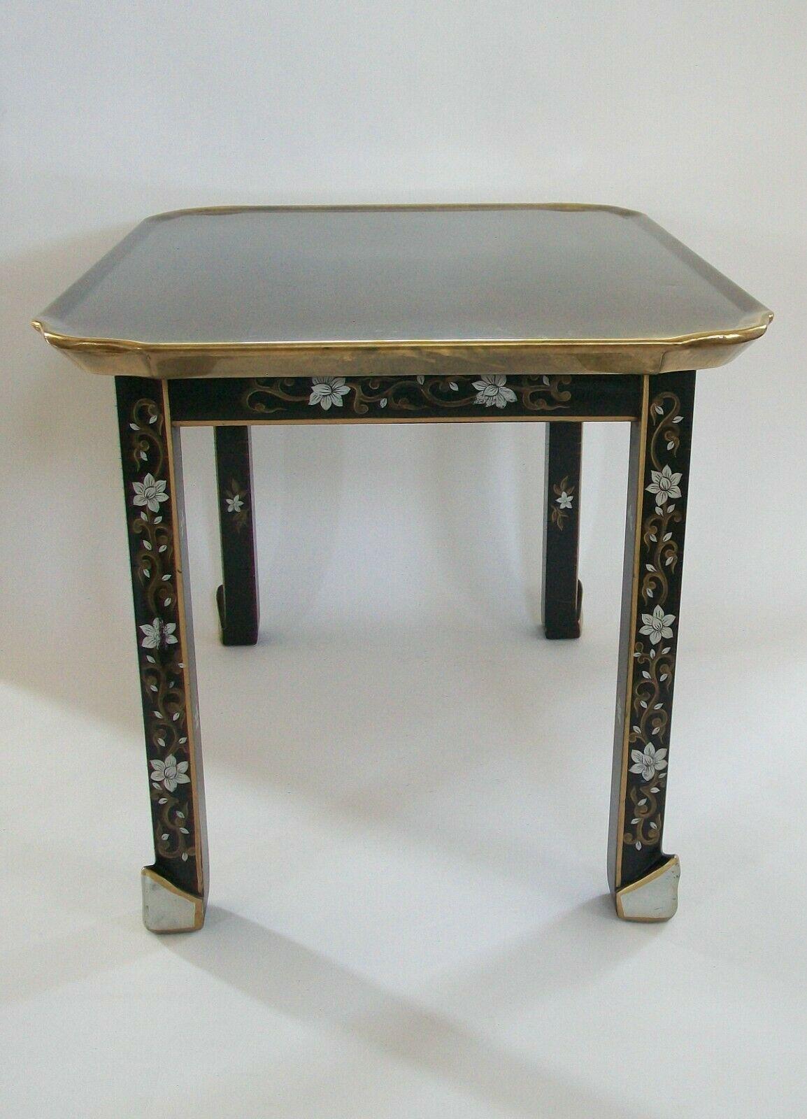 Baker Furniture, Tavolo da Cocktail Chinoiserie con piano in ottone, Stati Uniti, anni '80 circa In condizioni buone in vendita a Chatham, ON