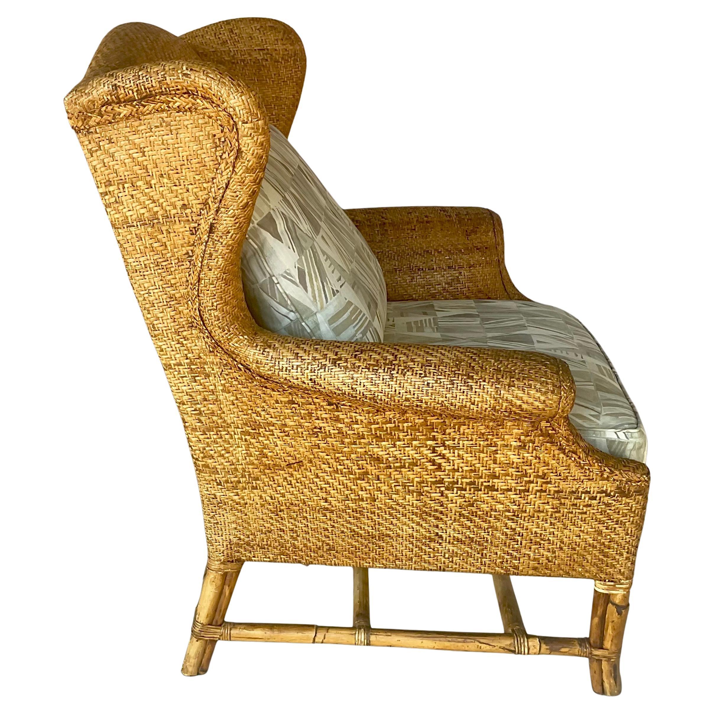Coppia di autentiche sedie a dondolo British Colonial in rattan di Baker Furniture del Century Furniture.  Un reperto raro in condizioni così ben conservate. I mobili Baker sono noti per l'impeccabile maestria e il design di alto livello. Lo stile