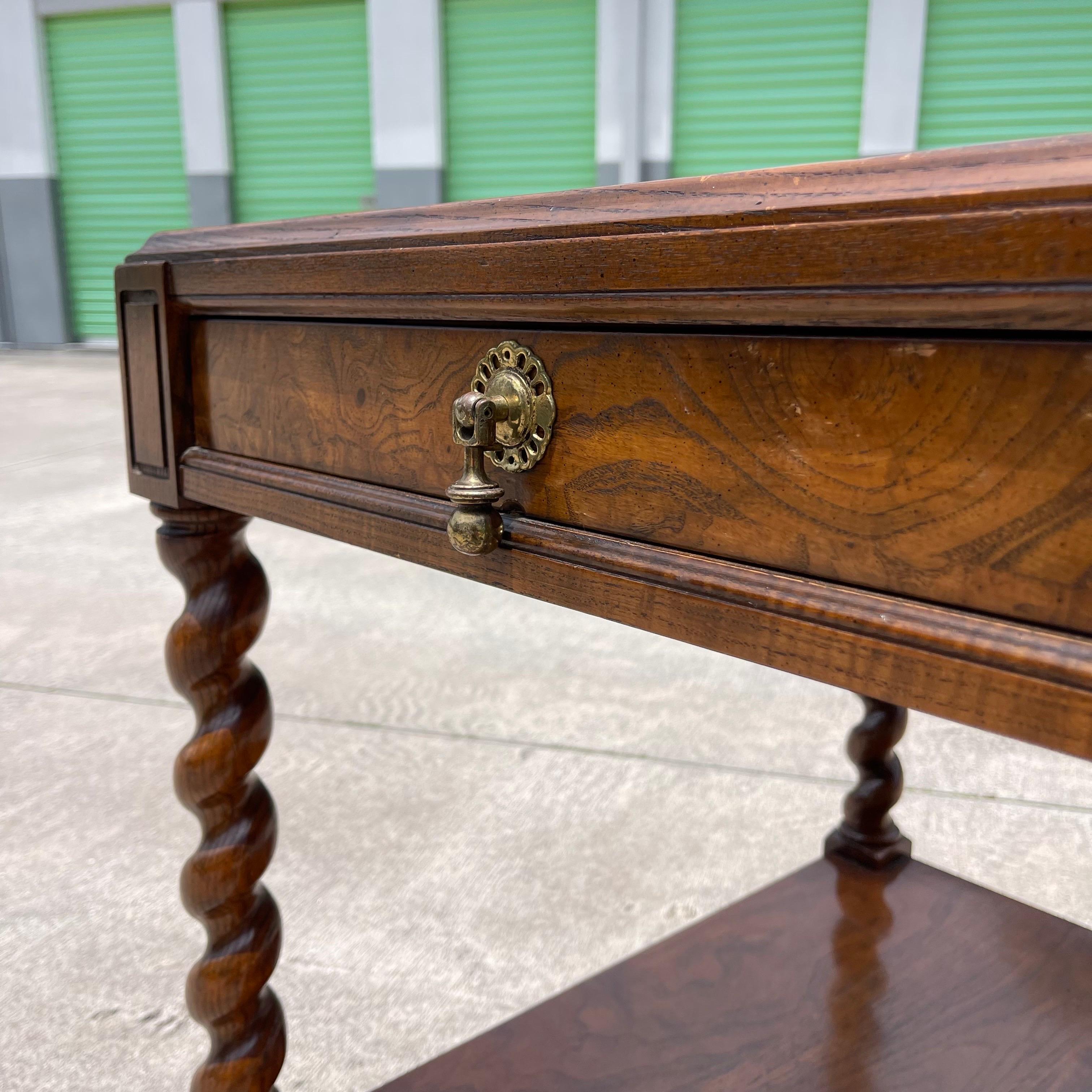 Baker Furniture Tables d'appoint ou tables de nuit Barley Twist en Wood Wood Brown, la paire en vente 5