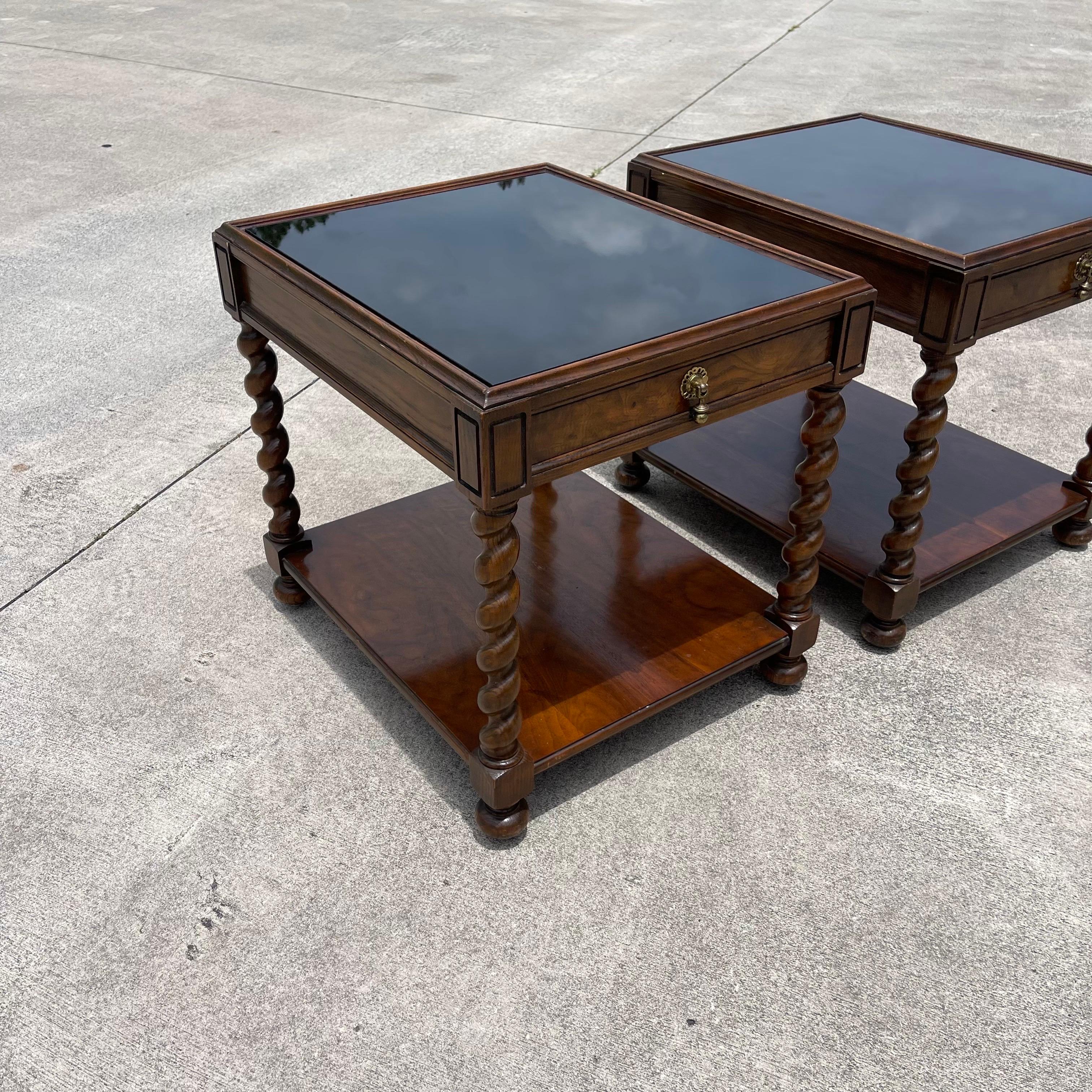Baker Furniture Tables d'appoint ou tables de nuit Barley Twist en Wood Wood Brown, la paire en vente 7