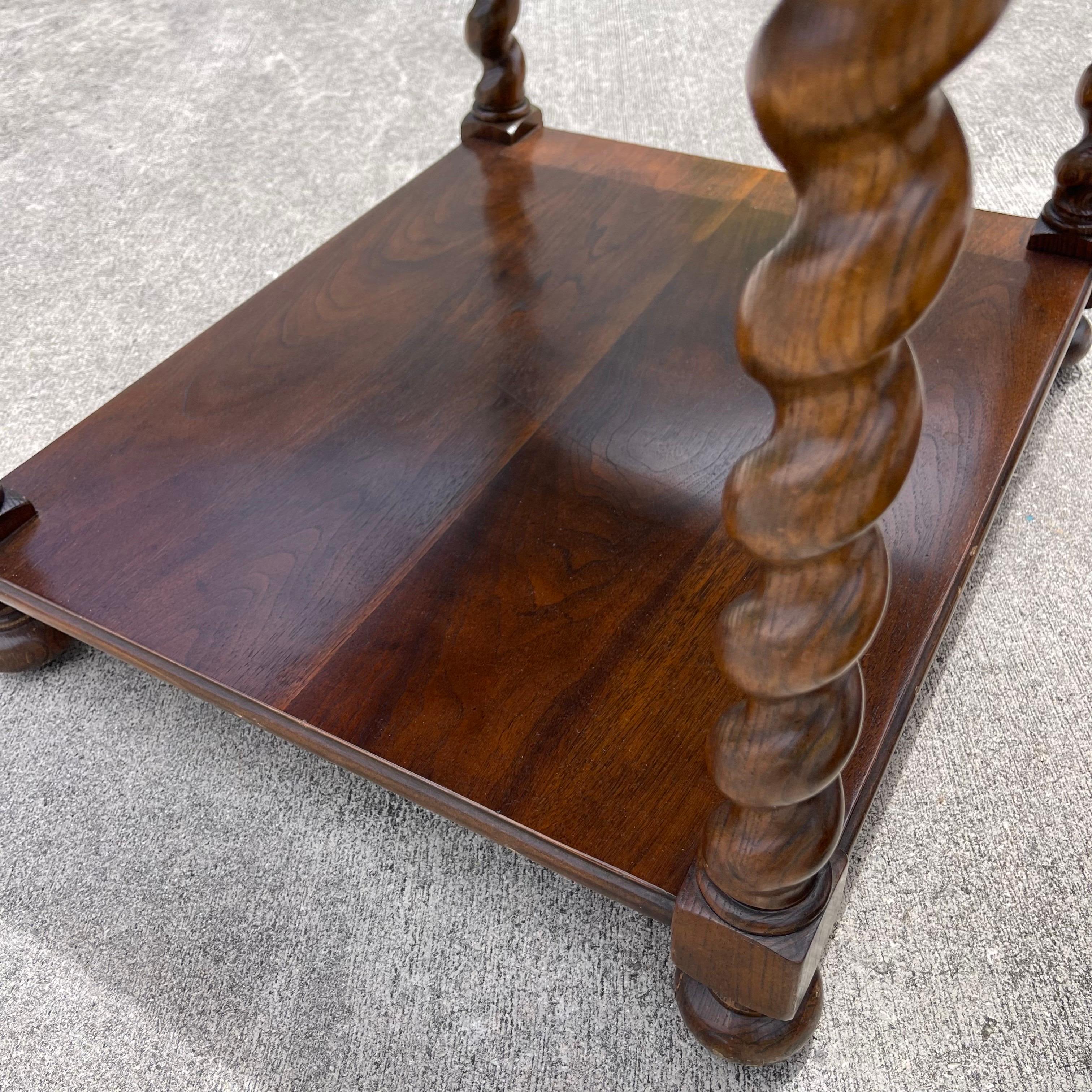 Baker Furniture Tables d'appoint ou tables de nuit Barley Twist en Wood Wood Brown, la paire en vente 8