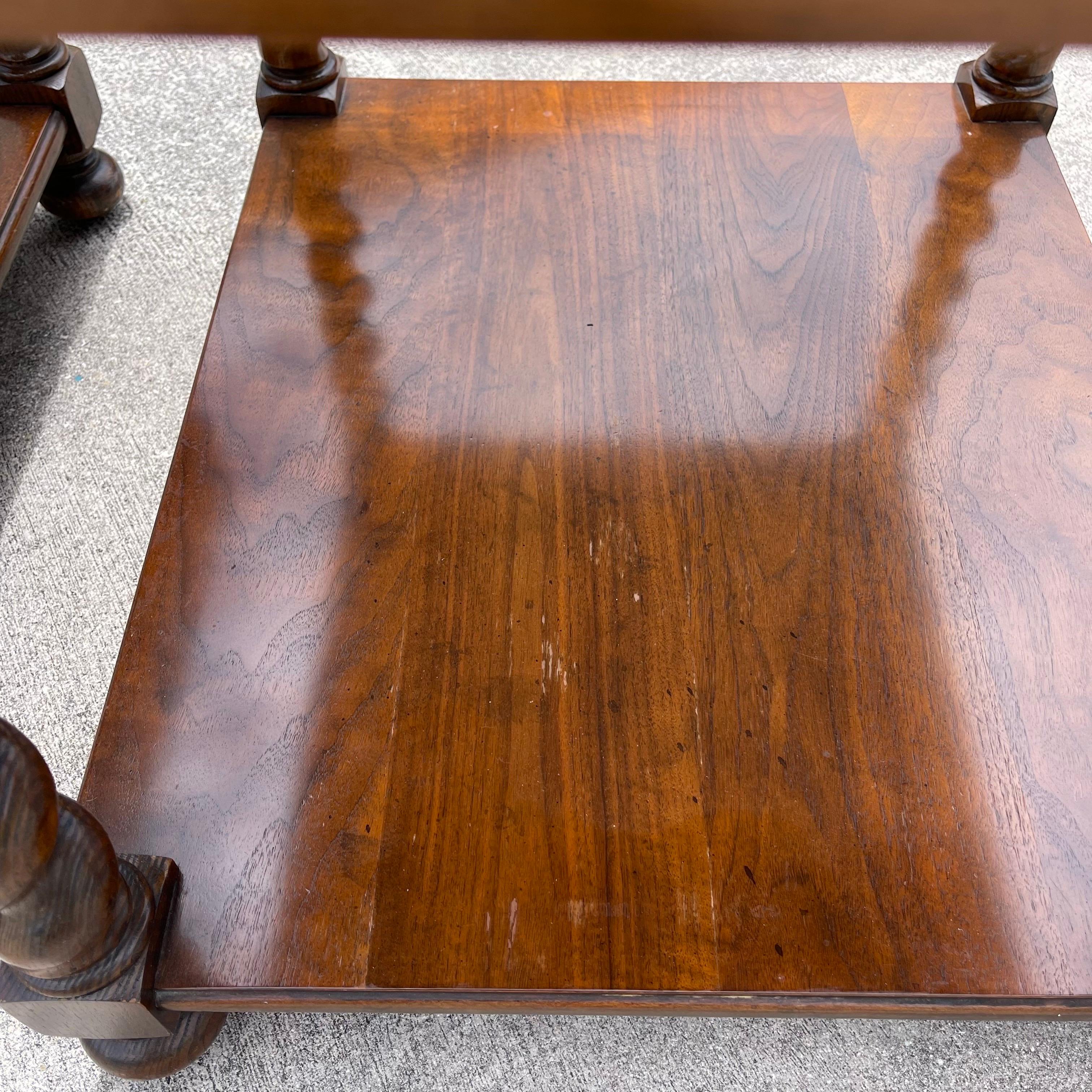 Baker Furniture Tables d'appoint ou tables de nuit Barley Twist en Wood Wood Brown, la paire en vente 10