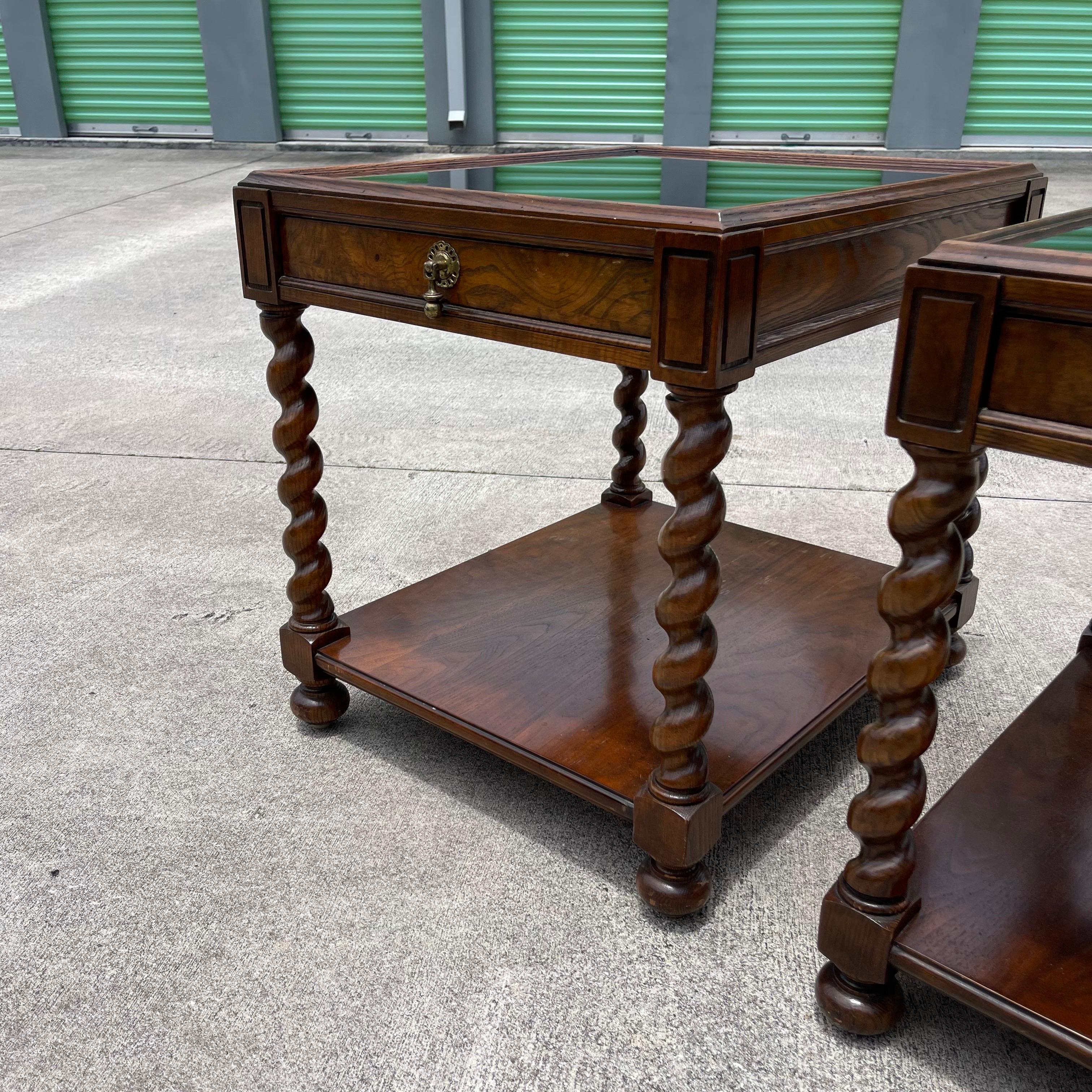 Tables Baker de style classique et de qualité patrimoniale. Chacune comprend un tiroir et une étagère inférieure avec un plateau en verre noir.