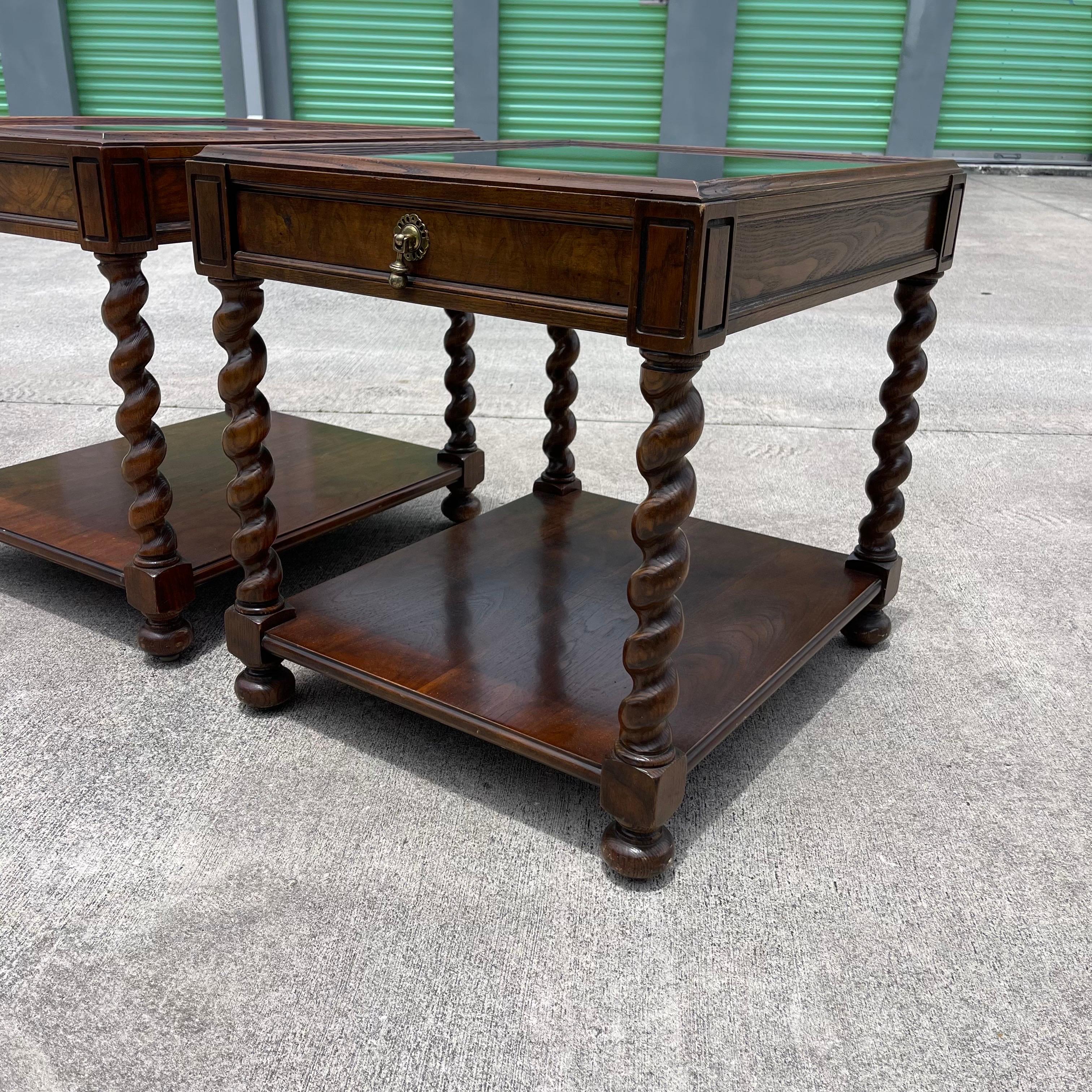 Baker Furniture Tables d'appoint ou tables de nuit Barley Twist en Wood Wood Brown, la paire Bon état - En vente à Jensen Beach, FL