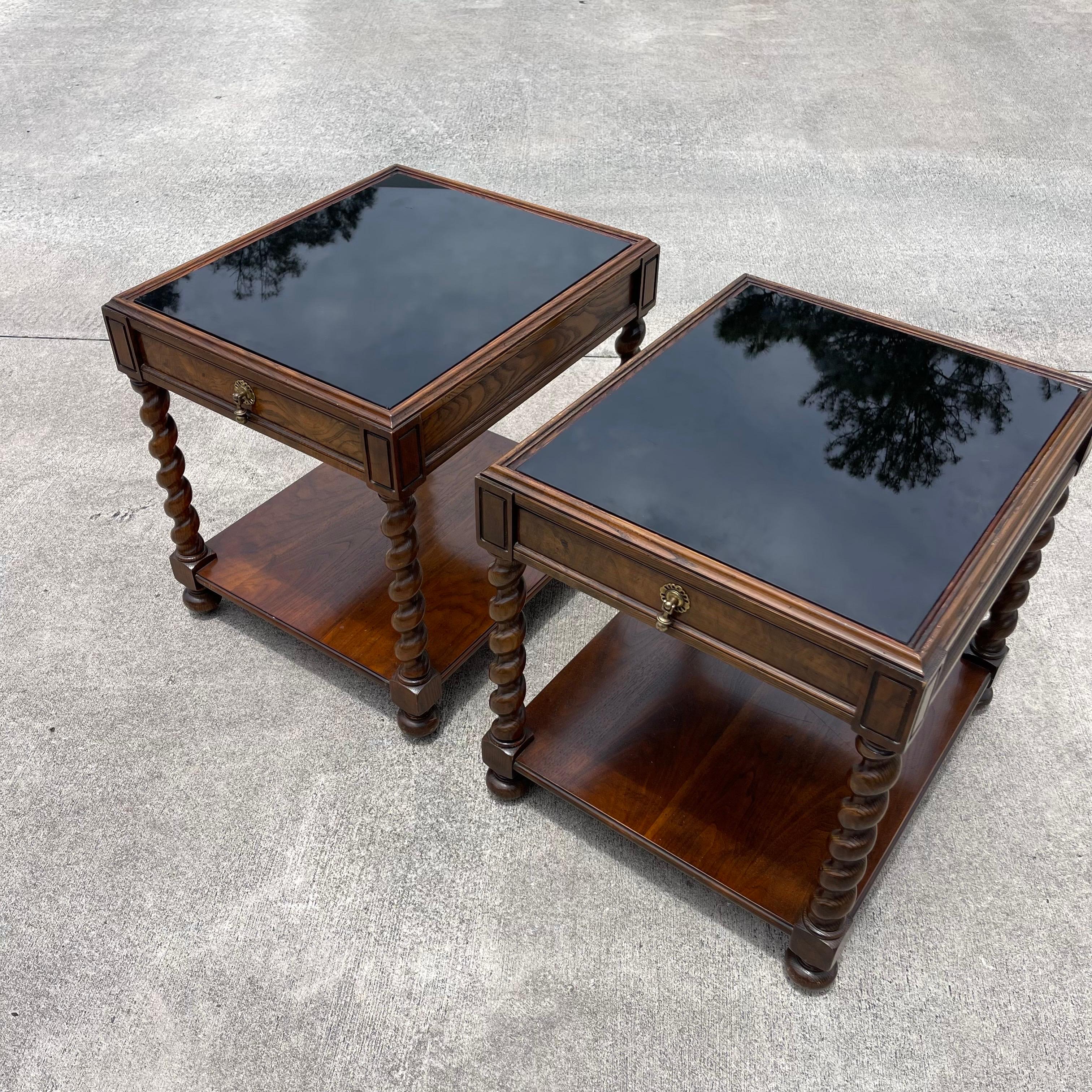 20ième siècle Baker Furniture Tables d'appoint ou tables de nuit Barley Twist en Wood Wood Brown, la paire en vente