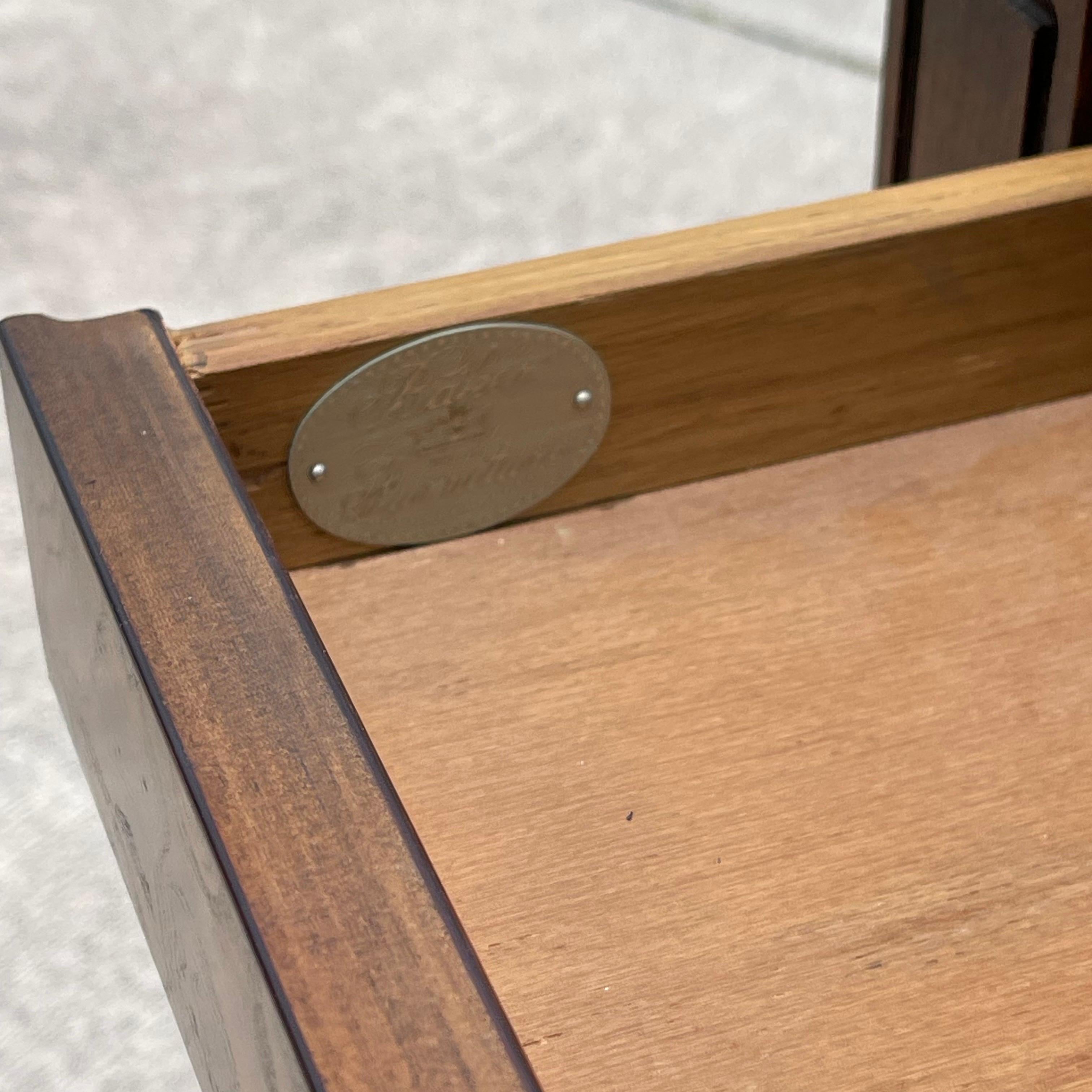 Baker Furniture Tables d'appoint ou tables de nuit Barley Twist en Wood Wood Brown, la paire en vente 4