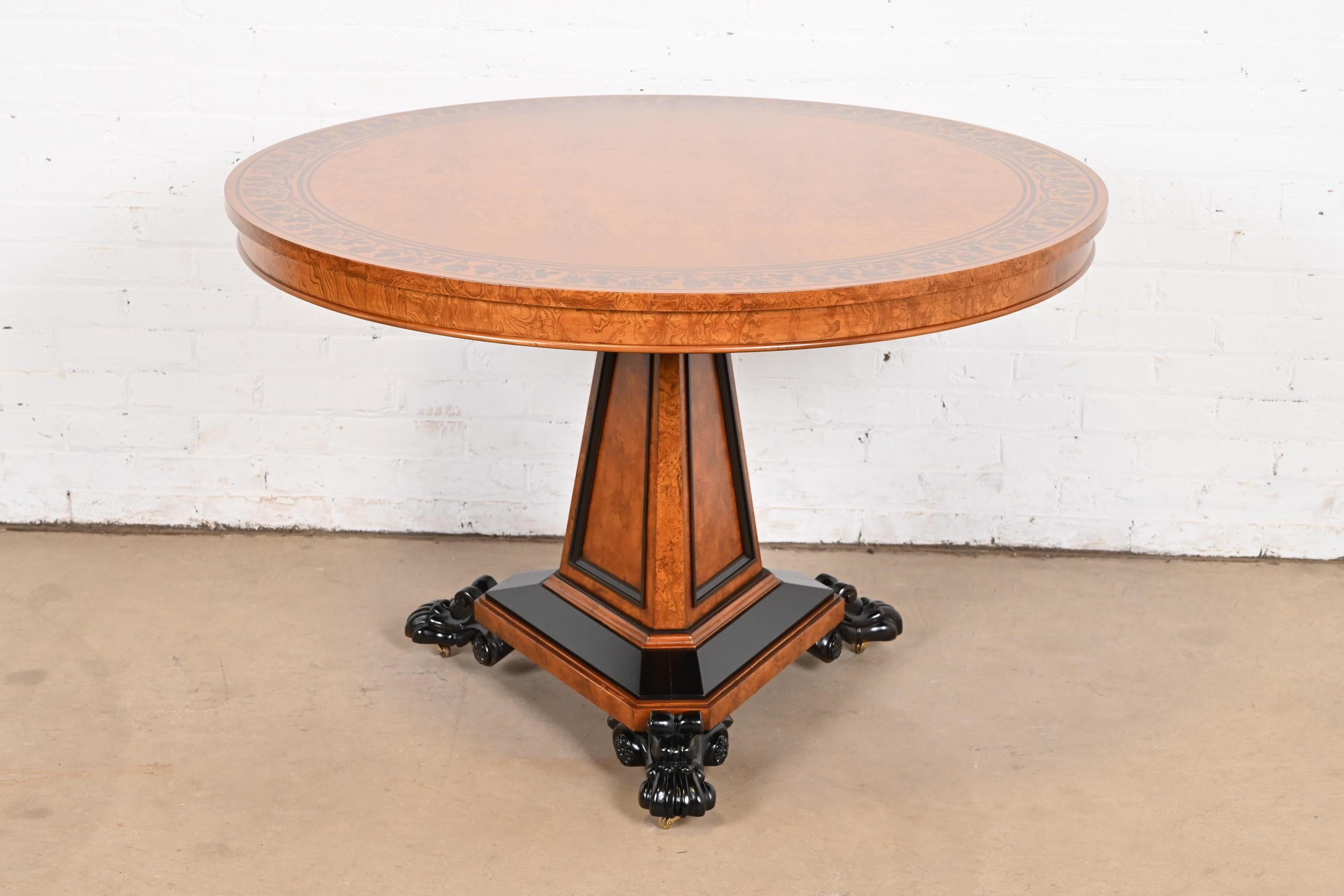 Uno splendido tavolo da colazione con piedistallo rotondo in stile Impero, Regency o Neoclassico, un tavolo da gioco o un tavolo da centro.

Dall'esclusiva Collezione 