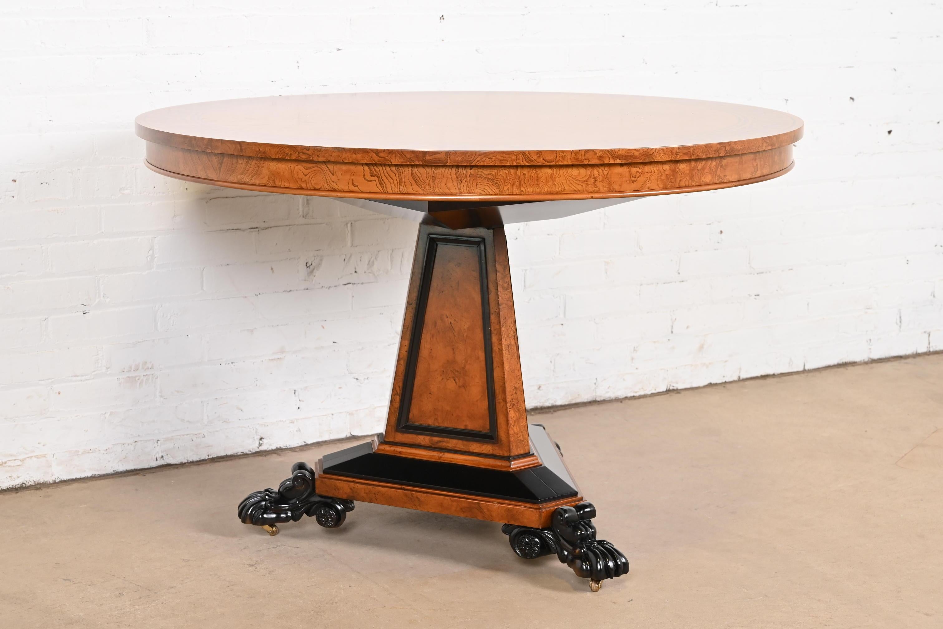 Fine XX secolo Tavolo da centro Baker Furniture Burl Wood e Parcel Ebonized Regency, restaurato in vendita