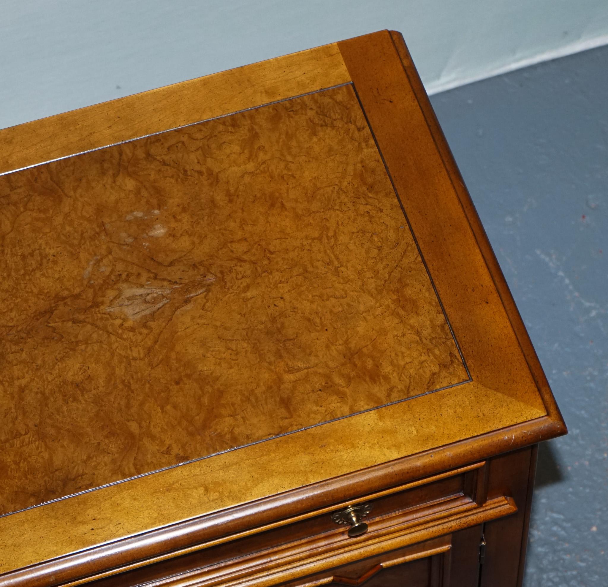 BAKER FURNITURE BURR WALNUT BEDSIDE CABiNET WITH DRAWER AND CARVED DOORS For Sale 4