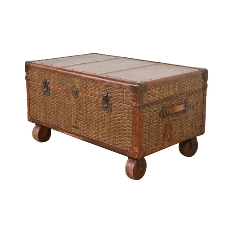 Tavolino da caffè a baule in pelle e rattan Campaigner di Baker Furniture in vendita