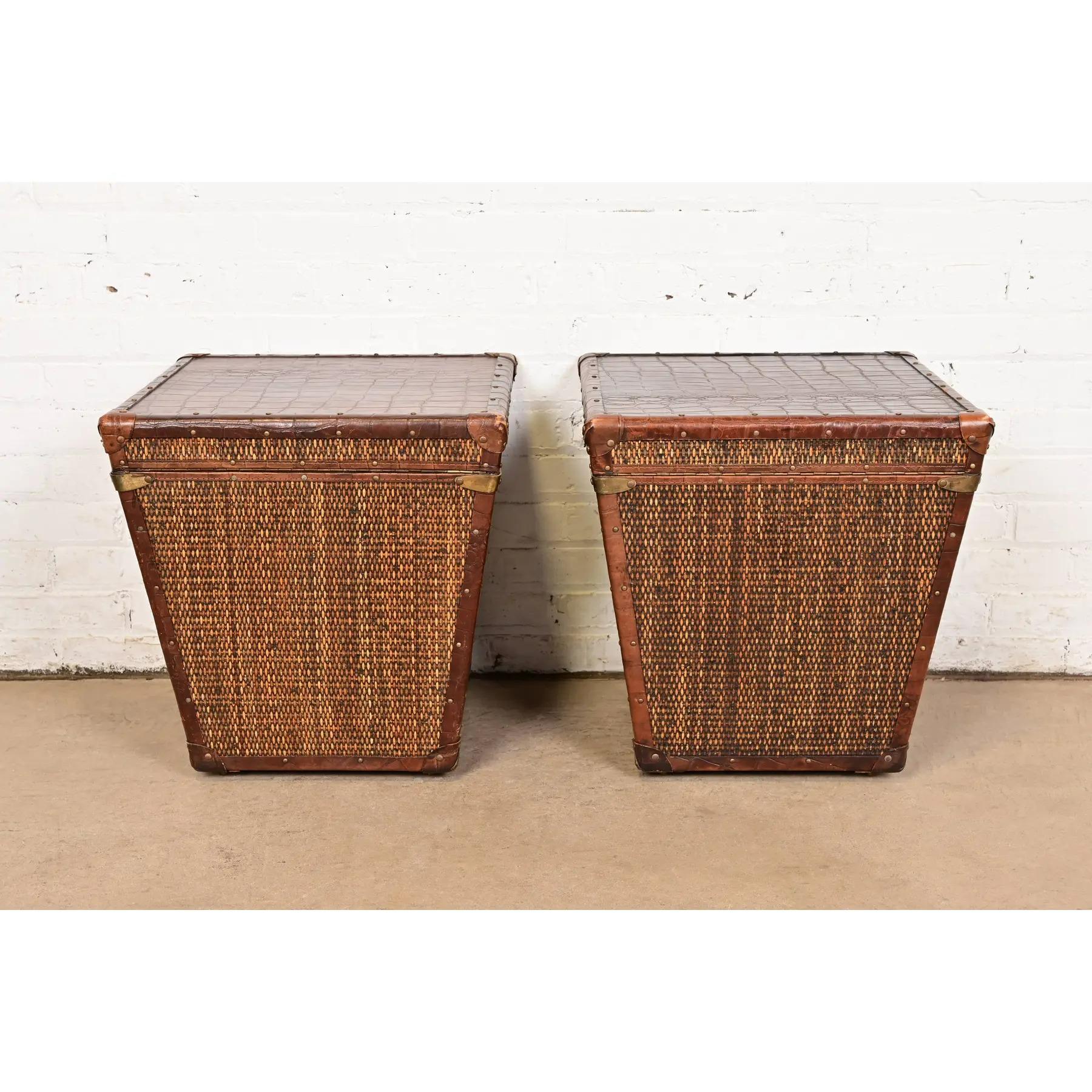 Tables d'appoint en rotin et cuir de Baker Furniture Campaigner, paire en vente 3