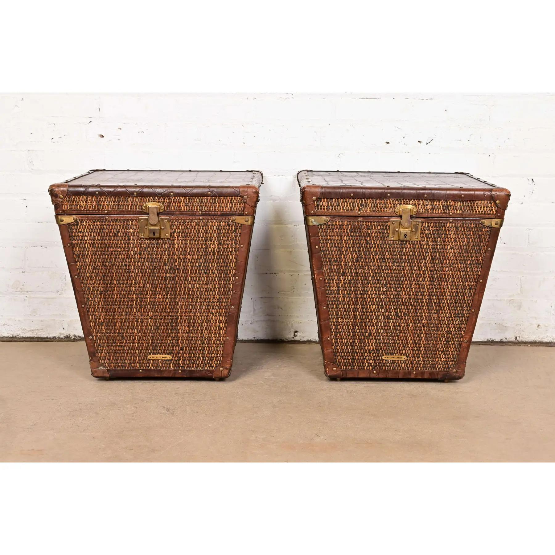 Magnifique paire de tables d'appoint en rotin et cuir de style Campaigner

Par Baker Furniture, Collection 