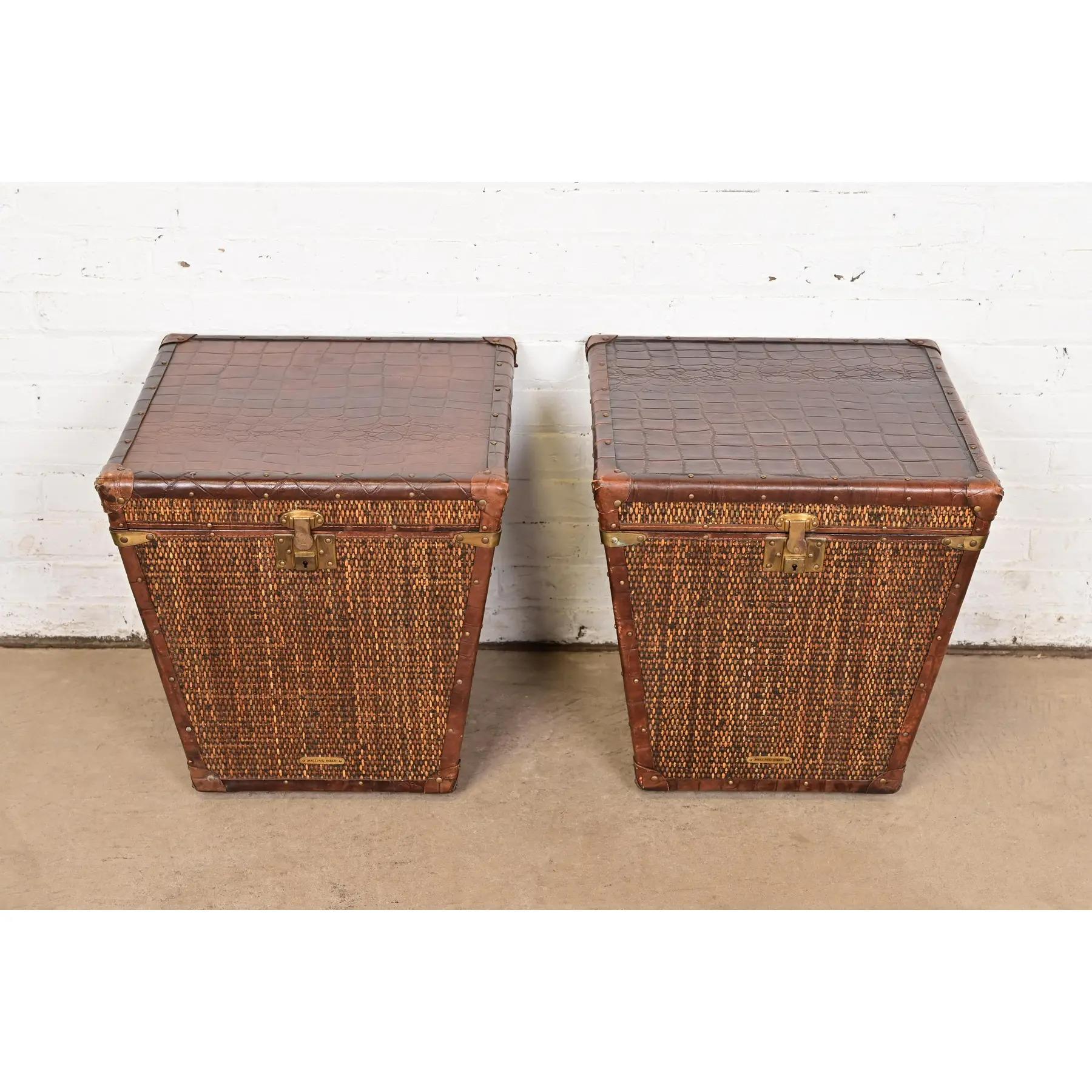 Campagne Tables d'appoint en rotin et cuir de Baker Furniture Campaigner, paire en vente