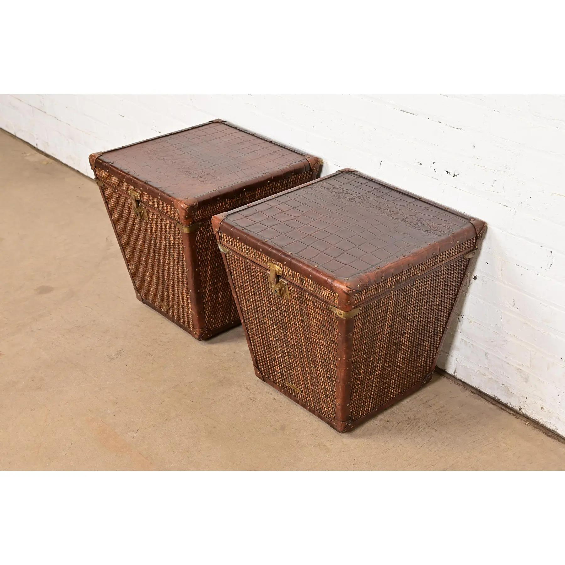 Américain Tables d'appoint en rotin et cuir de Baker Furniture Campaigner, paire en vente