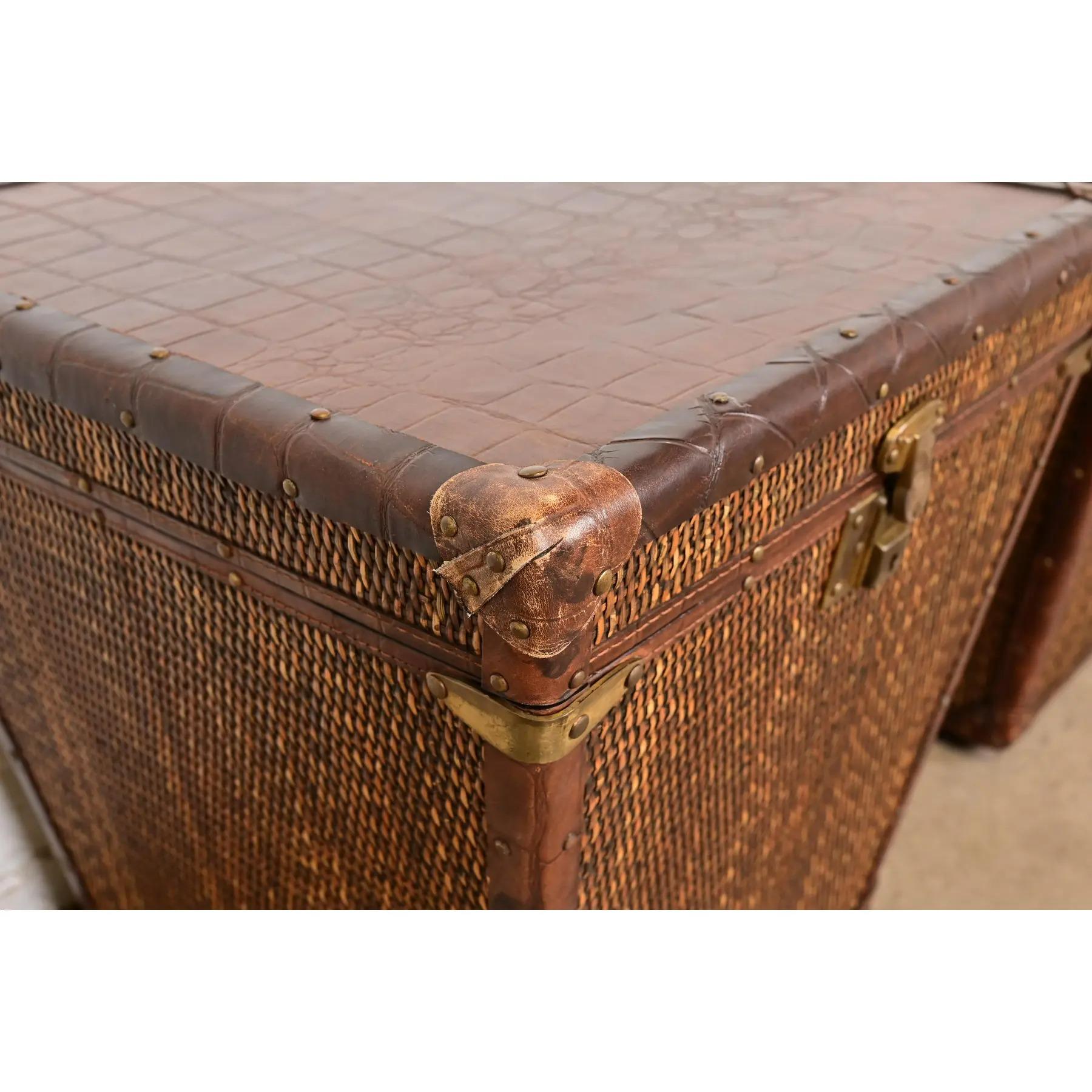 Tables d'appoint en rotin et cuir de Baker Furniture Campaigner, paire Bon état - En vente à South Bend, IN