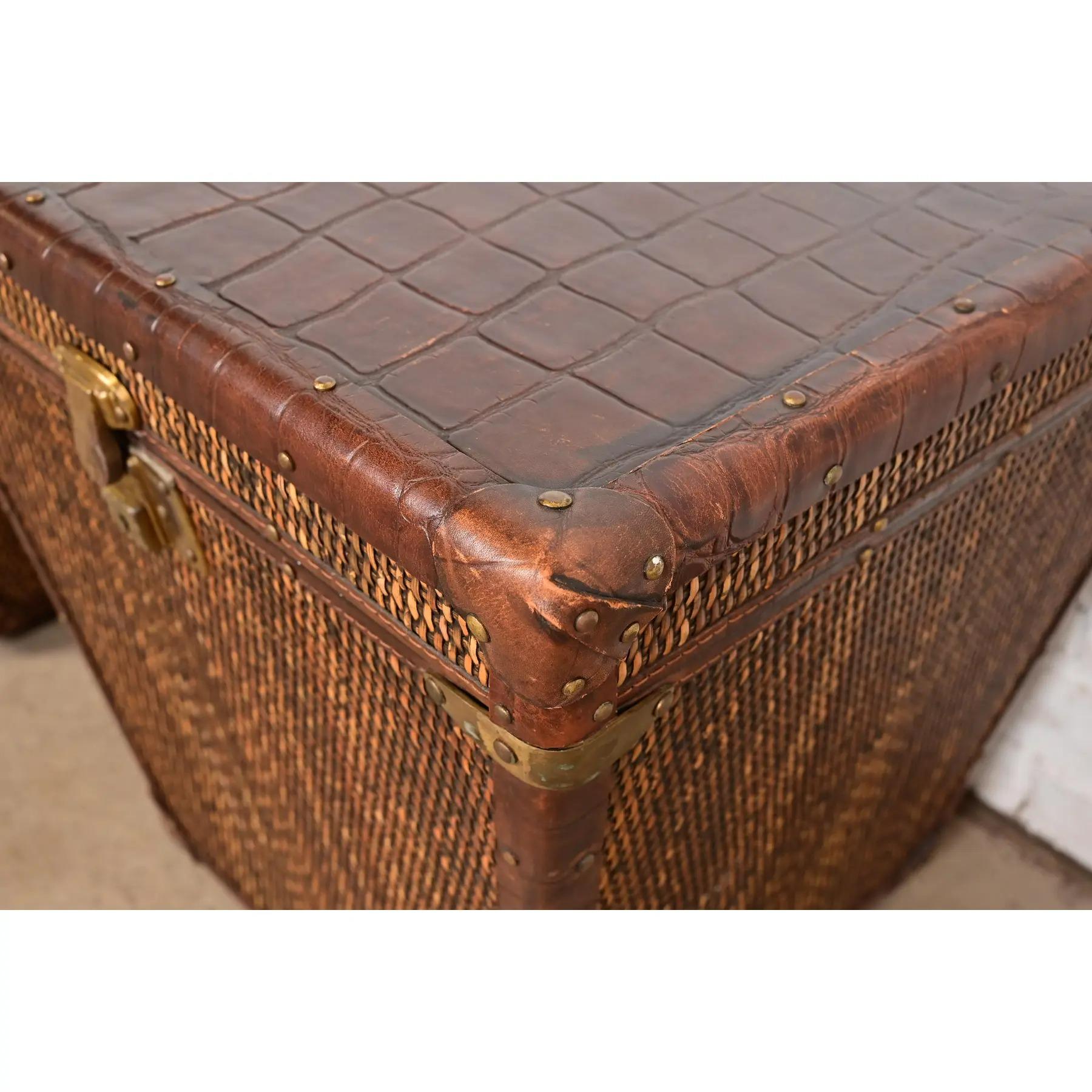 20ième siècle Tables d'appoint en rotin et cuir de Baker Furniture Campaigner, paire en vente