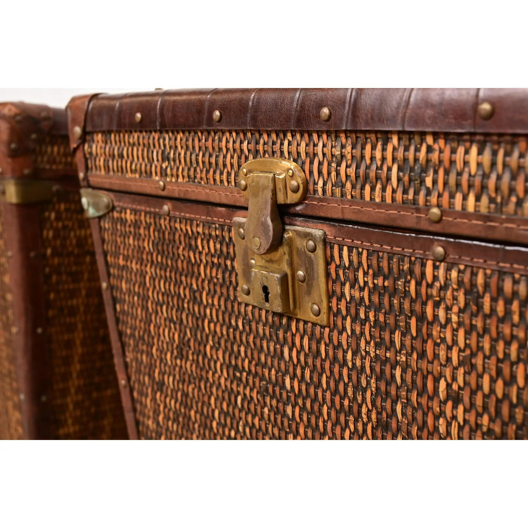 Laiton Tables d'appoint en rotin et cuir de Baker Furniture Campaigner, paire en vente