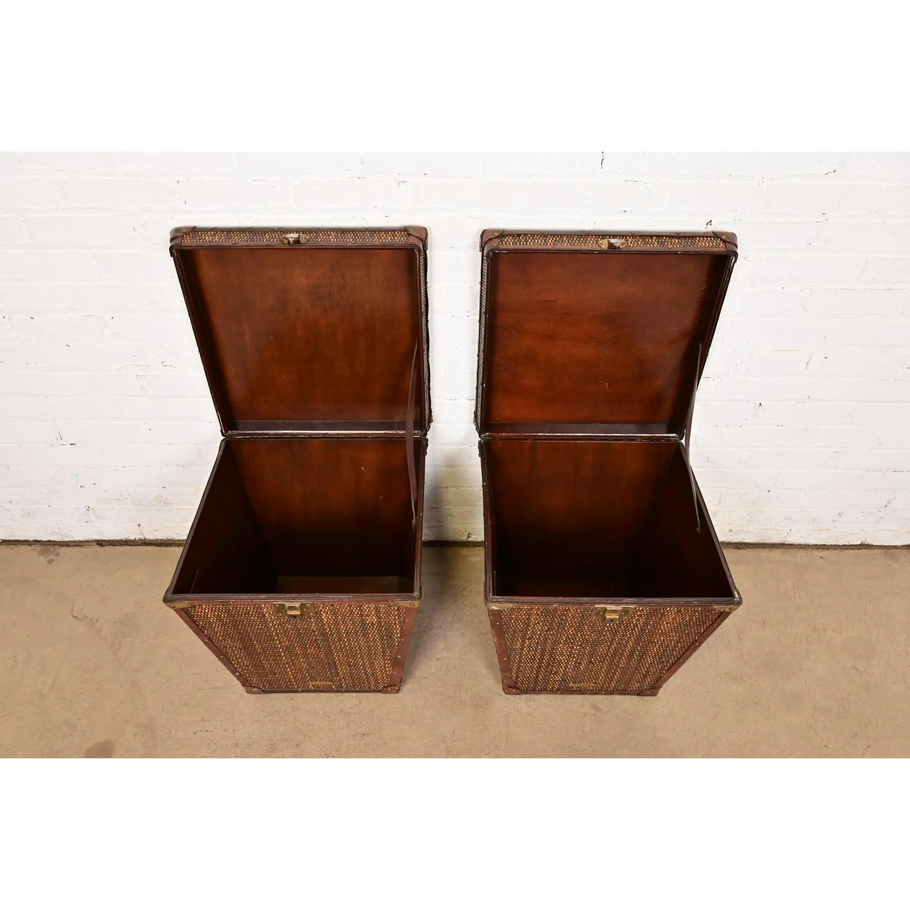 Tables d'appoint en rotin et cuir de Baker Furniture Campaigner, paire en vente 1