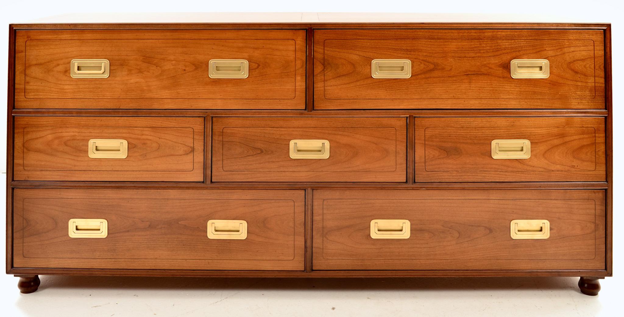 Bellissima cassapanca in stile Campaigner di Baker Furniture Company. Grana e colore incantevoli. Tiranti in ottone massiccio. Caratteristica qualità Baker. Questo pezzo è stato completamente restaurato con una nuova finitura laccata, tiranti