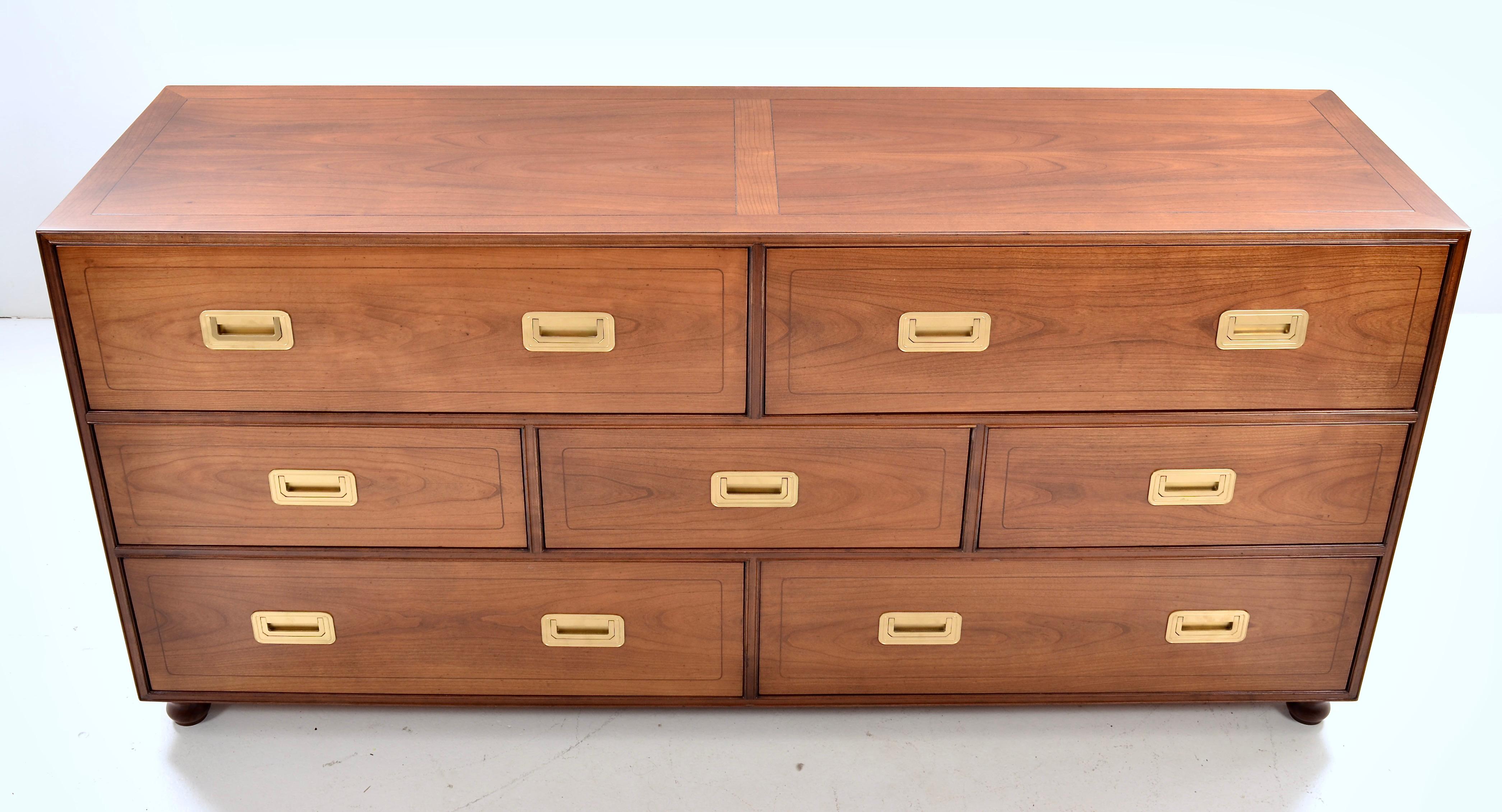 Stile Campaign Cassapanca Campaigner di Baker Furniture in vendita