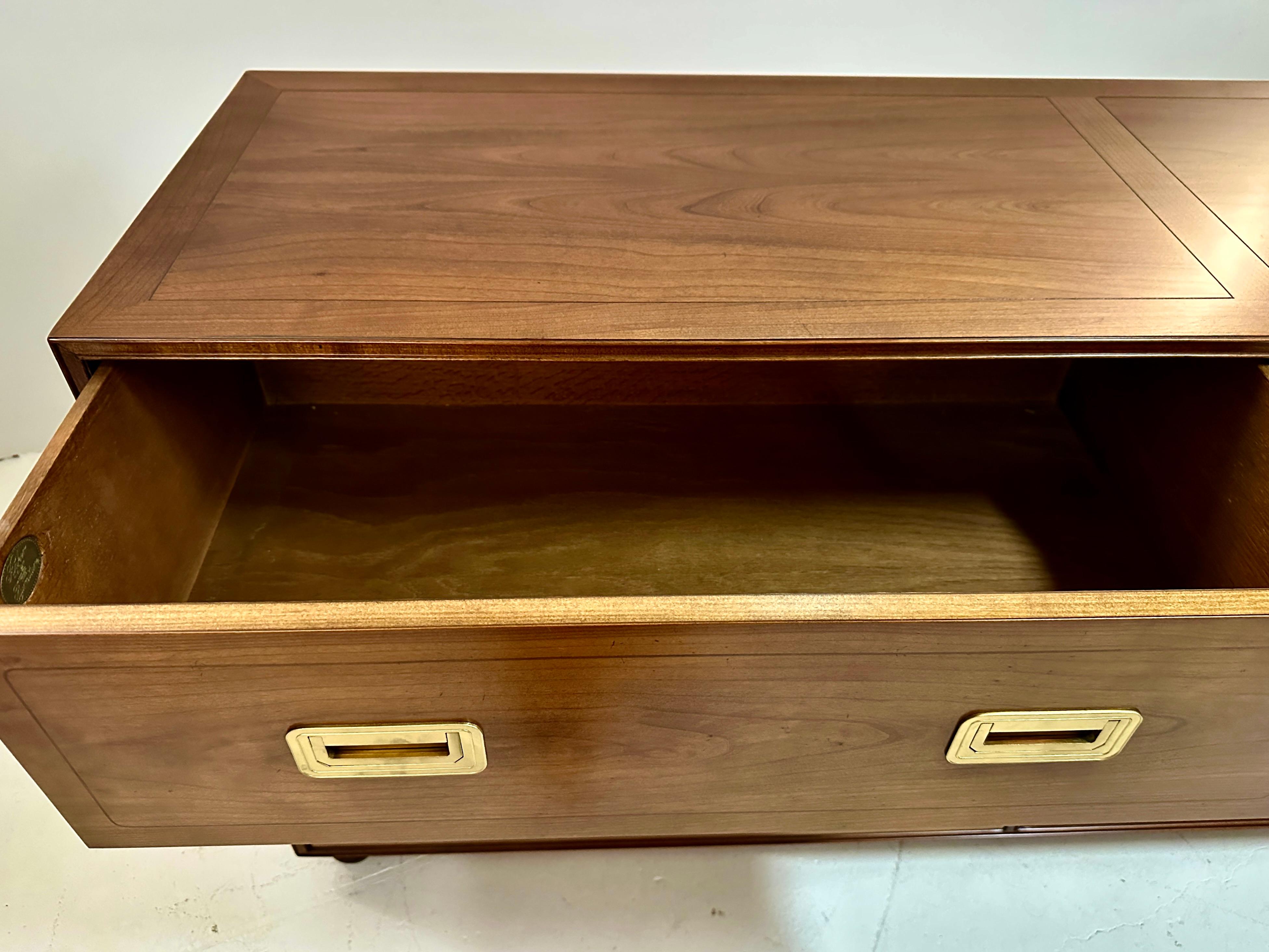 Ottone Cassapanca Campaigner di Baker Furniture in vendita