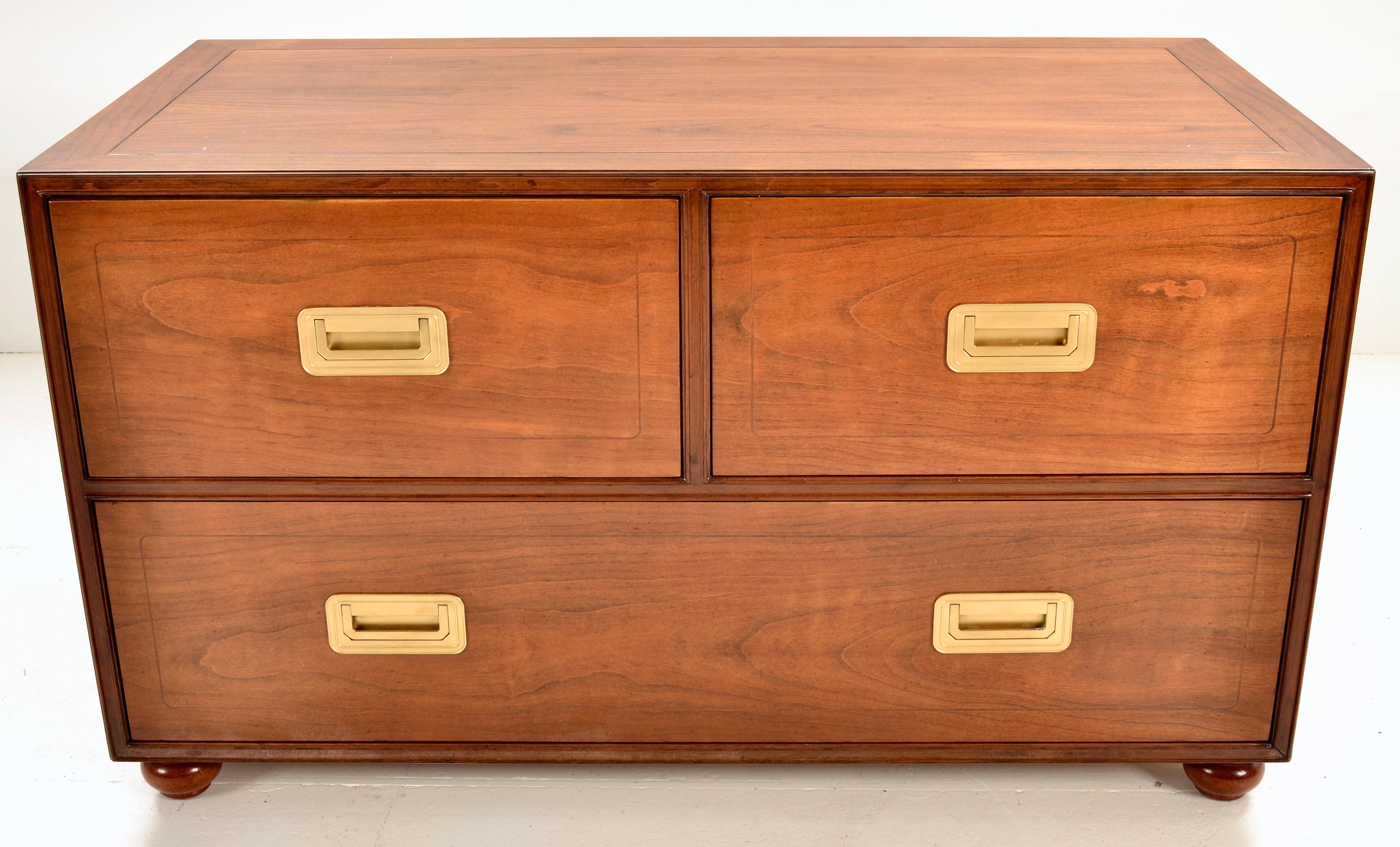 Bellissima cassapanca in stile Campaigner di Baker Furniture Company. Grana e colore incantevoli. Tiranti in ottone massiccio. Caratteristica qualità Baker. Questo pezzo è stato completamente restaurato con una nuova finitura laccata, tiranti