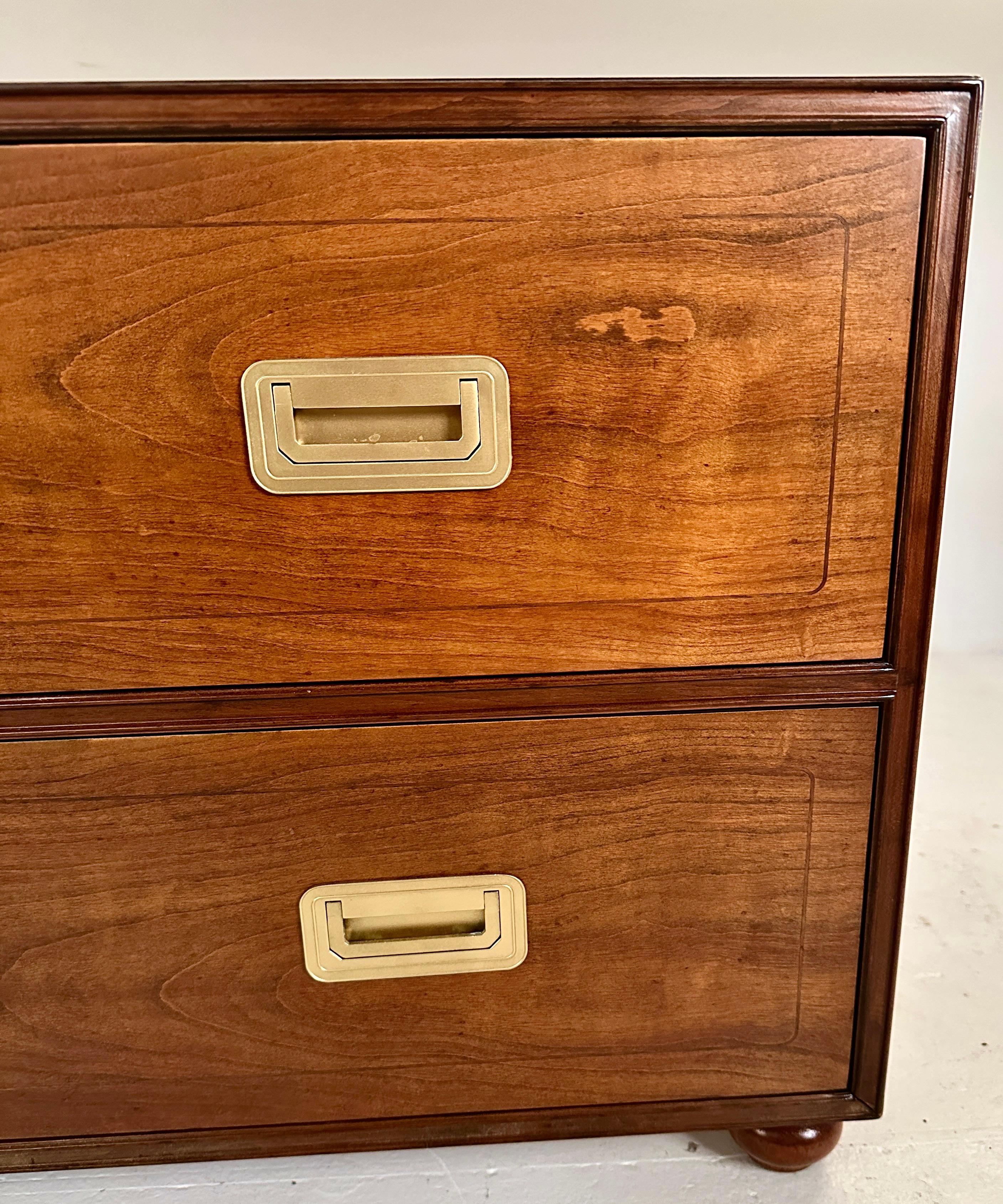 Stile Campaign Cassapanca bassa in stile Campaigner di Baker Furniture in vendita