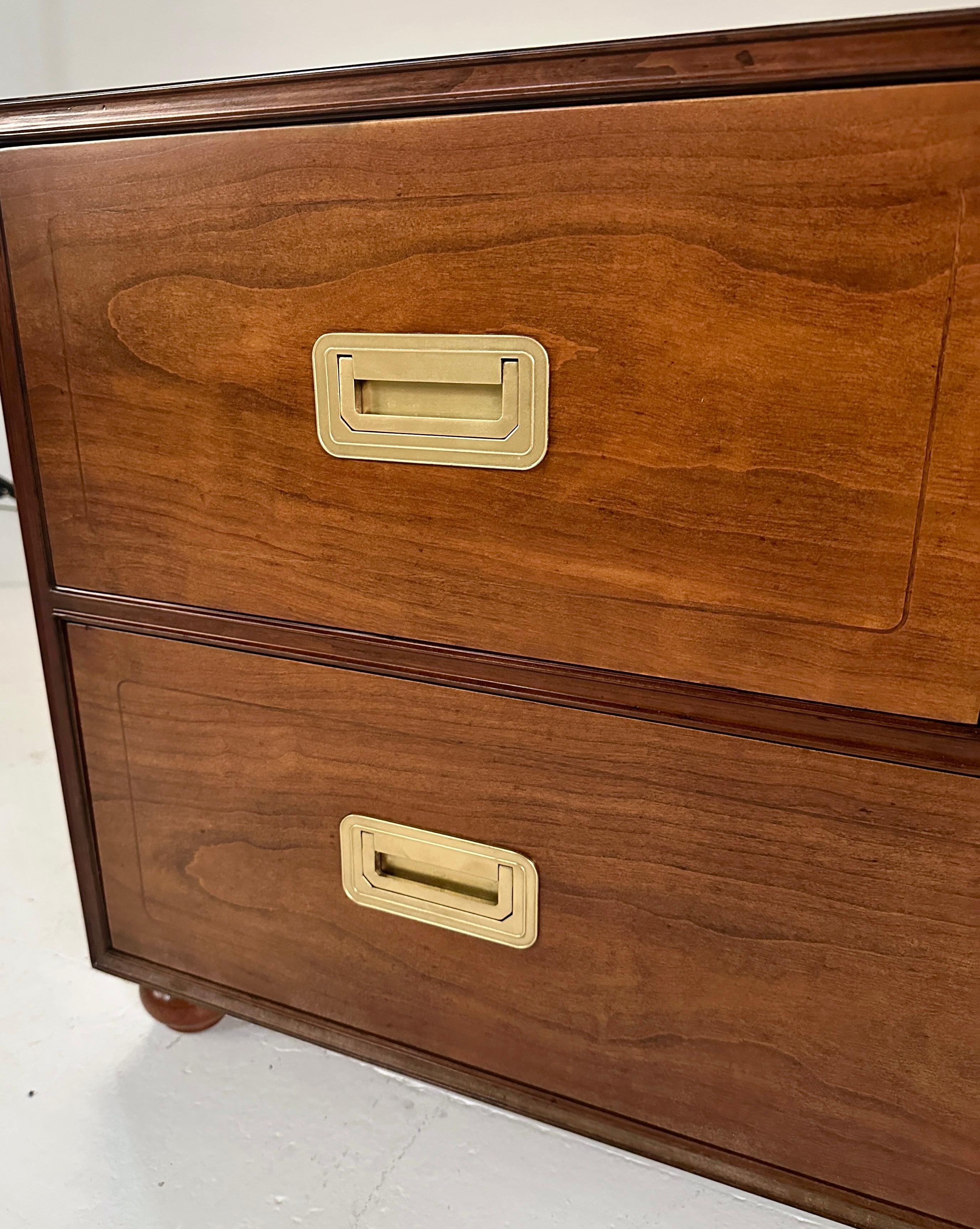 Americano Cassapanca bassa in stile Campaigner di Baker Furniture in vendita