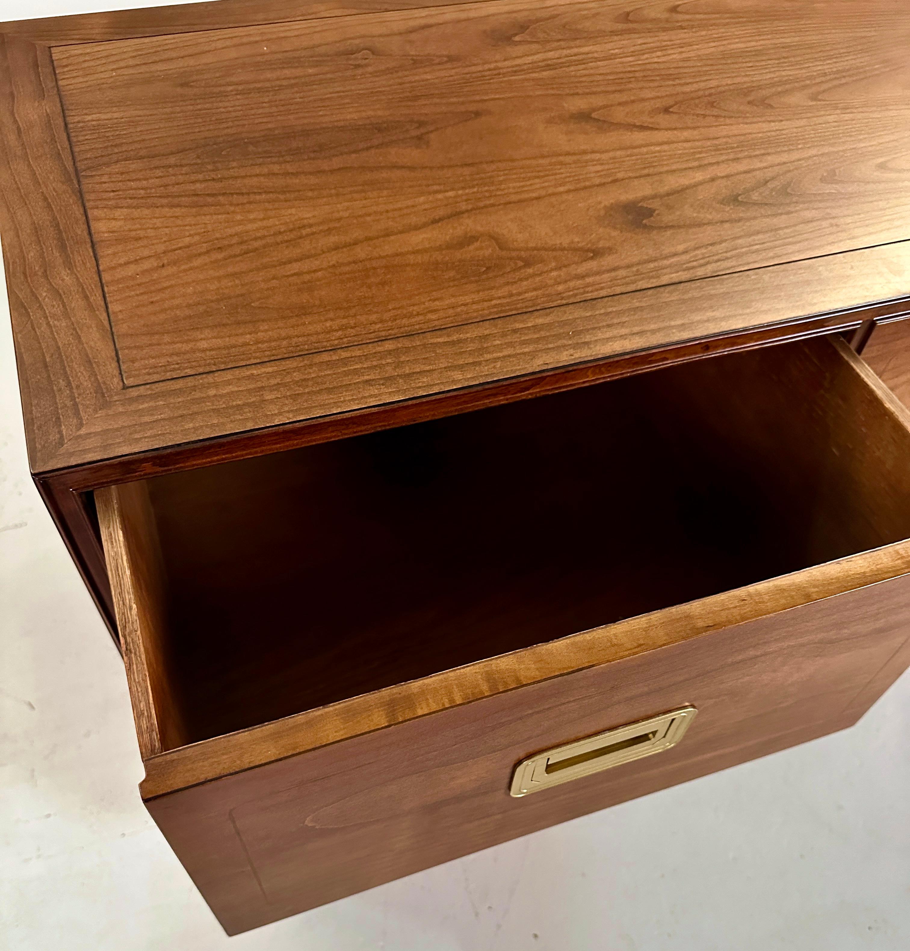 Cassapanca bassa in stile Campaigner di Baker Furniture In condizioni buone in vendita a Norwalk, CT