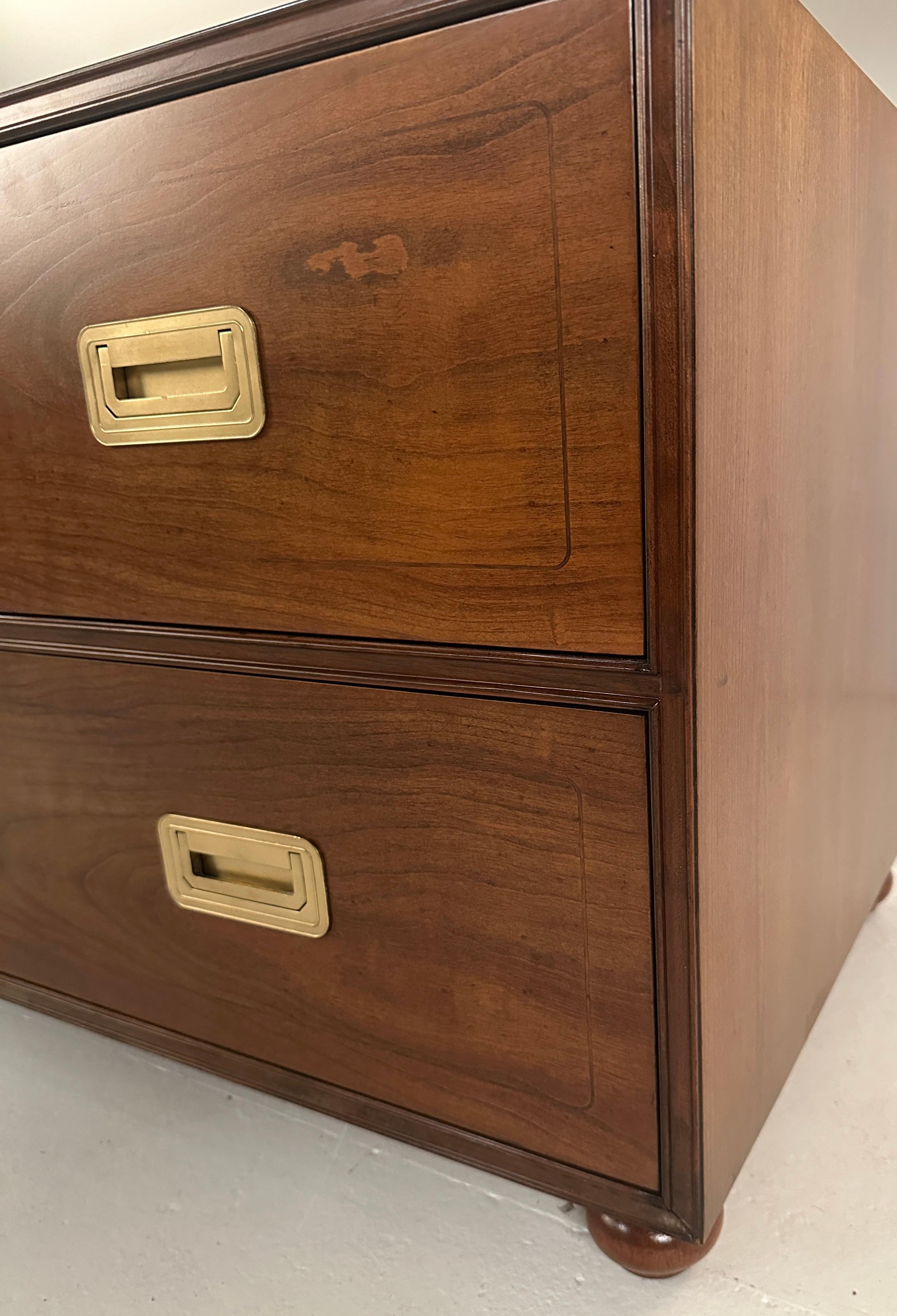 Fine XX secolo Cassapanca bassa in stile Campaigner di Baker Furniture in vendita