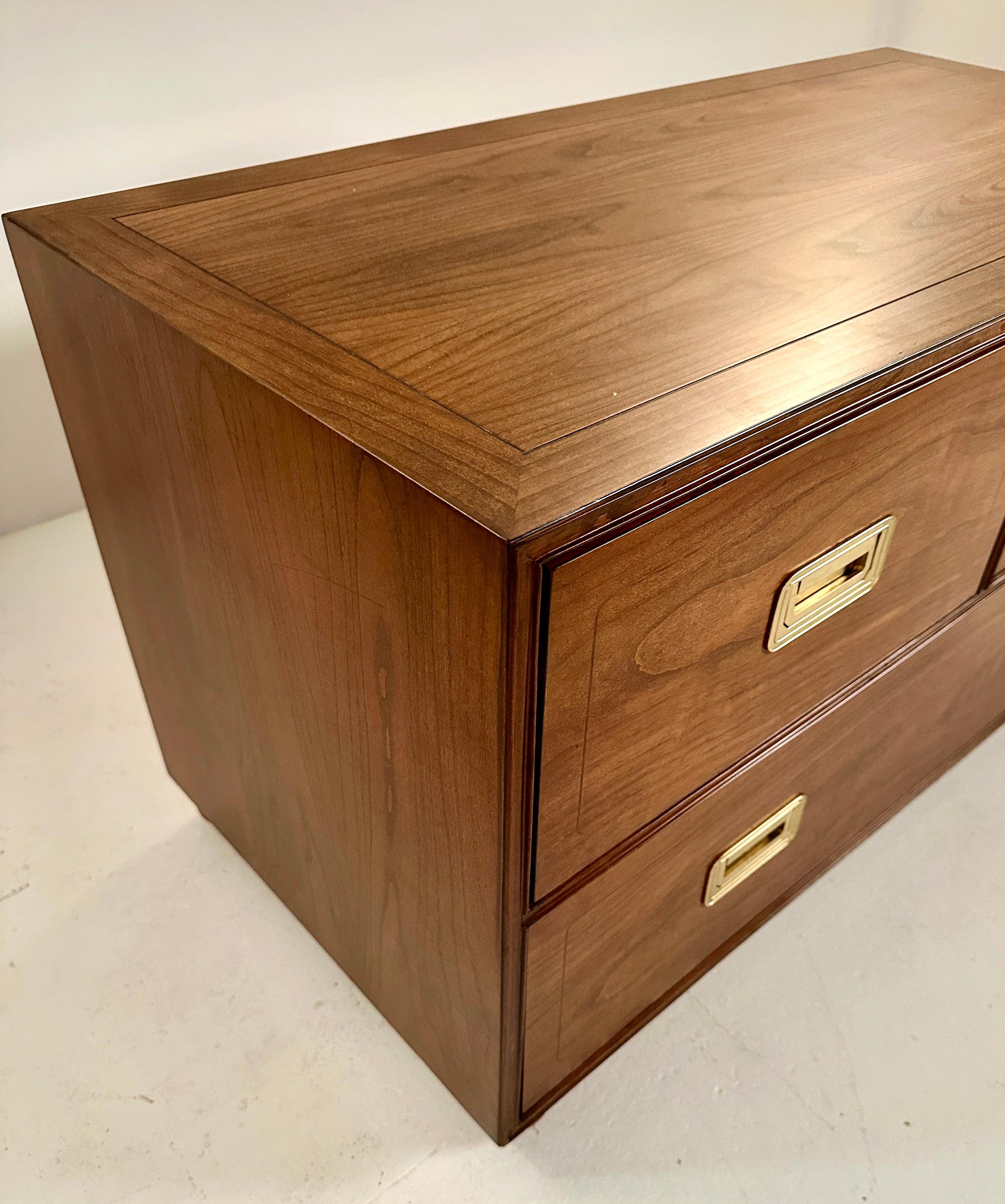 Legno Cassapanca bassa in stile Campaigner di Baker Furniture in vendita