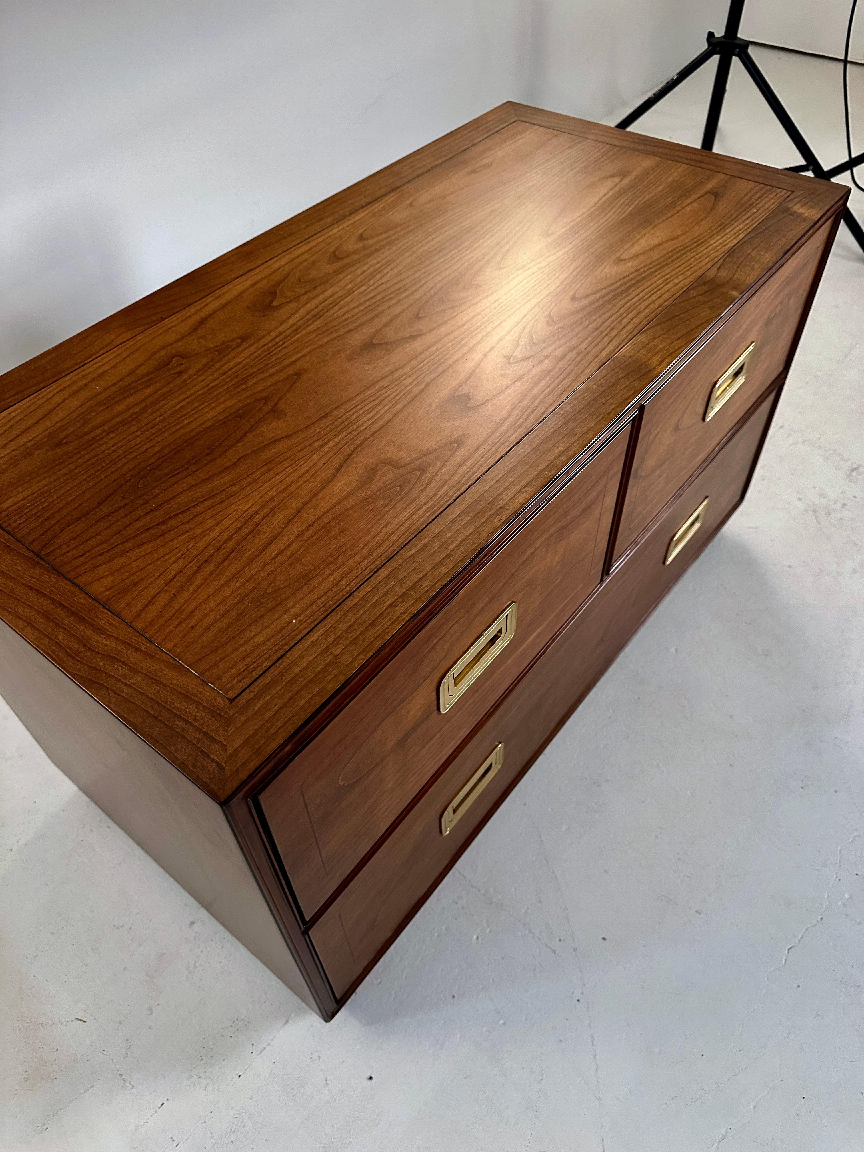 Cassapanca bassa in stile Campaigner di Baker Furniture in vendita 1
