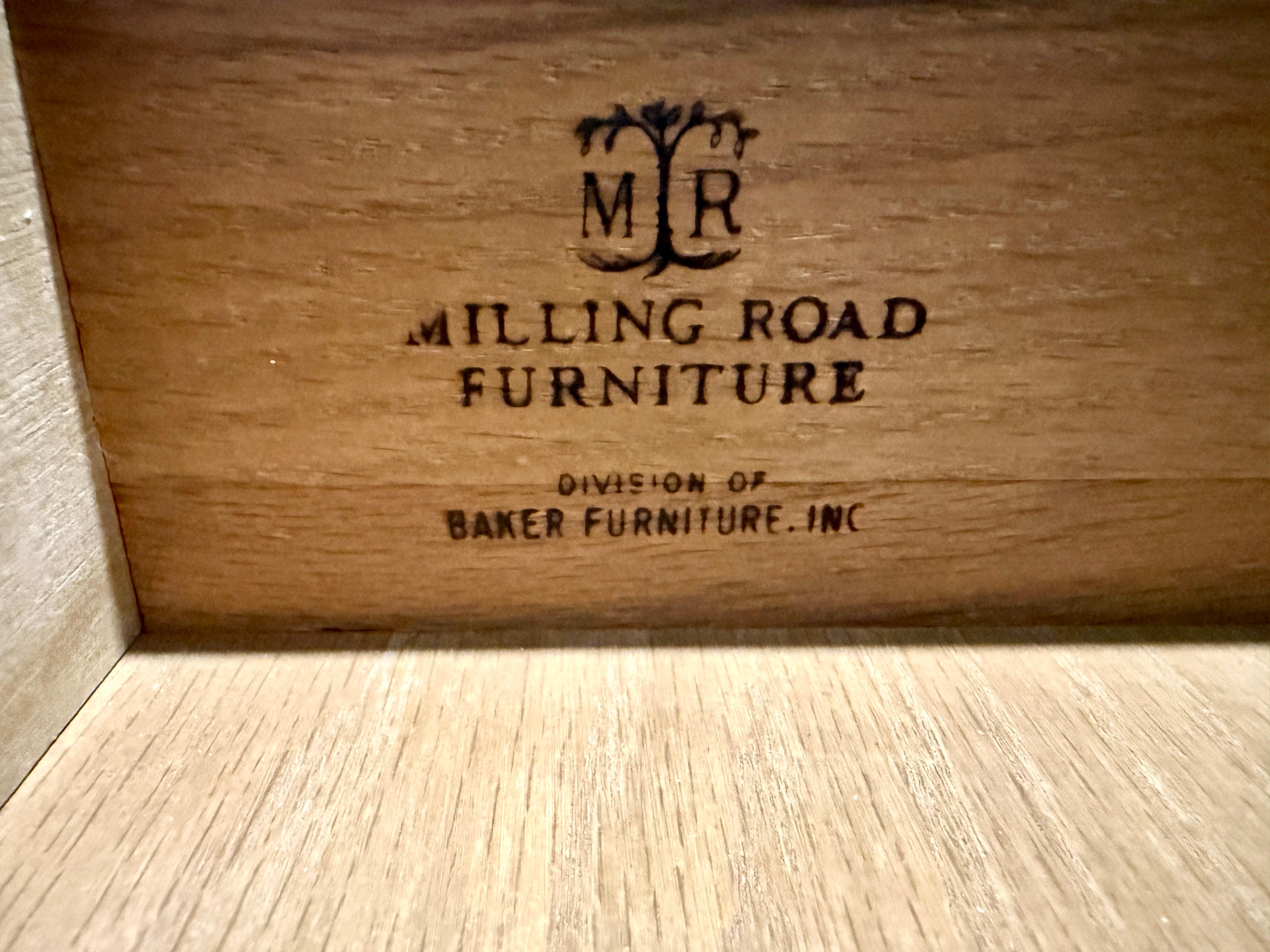 Scrivania con piano in pelle in noce di Baker Furniture Campaigner in vendita 3