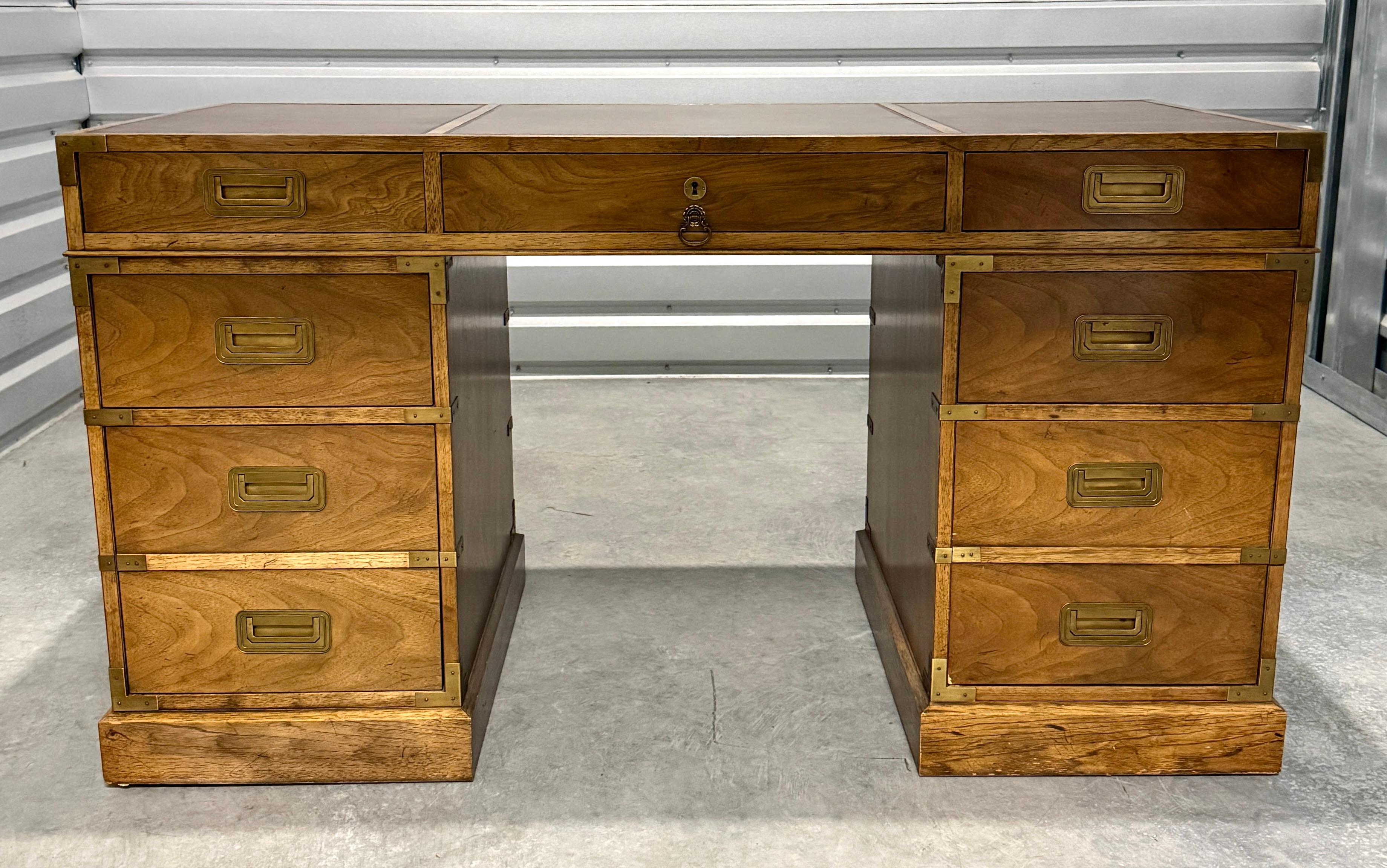 Questa eccezionale scrivania in stile campagna di Baker Furniture 