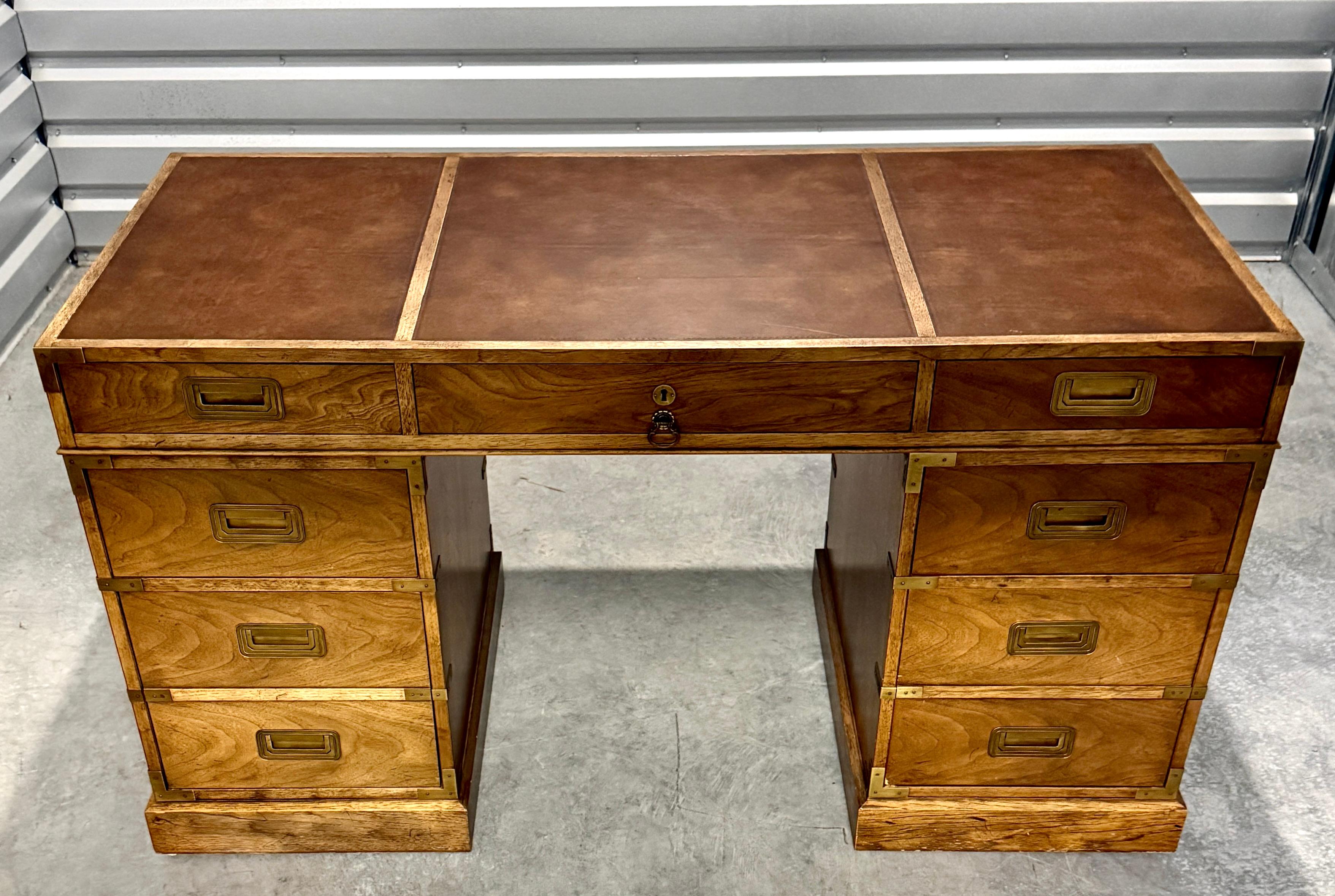 Mid-Century moderno Scrivania con piano in pelle in noce di Baker Furniture Campaigner in vendita