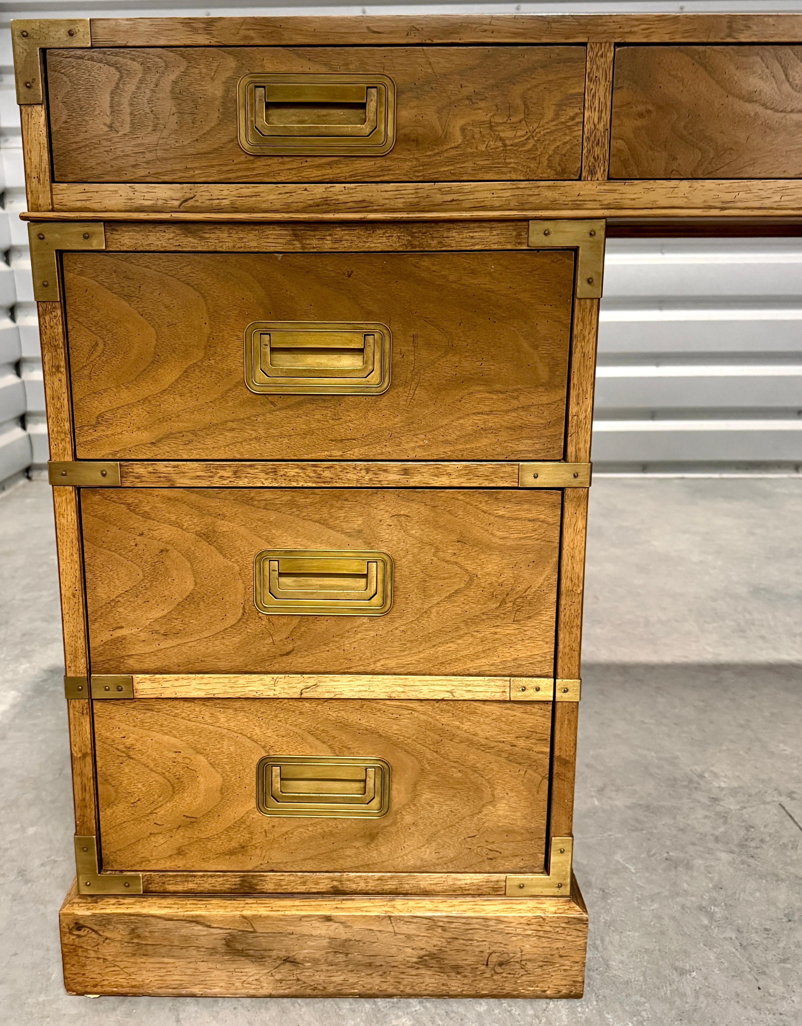 Americano Scrivania con piano in pelle in noce di Baker Furniture Campaigner in vendita