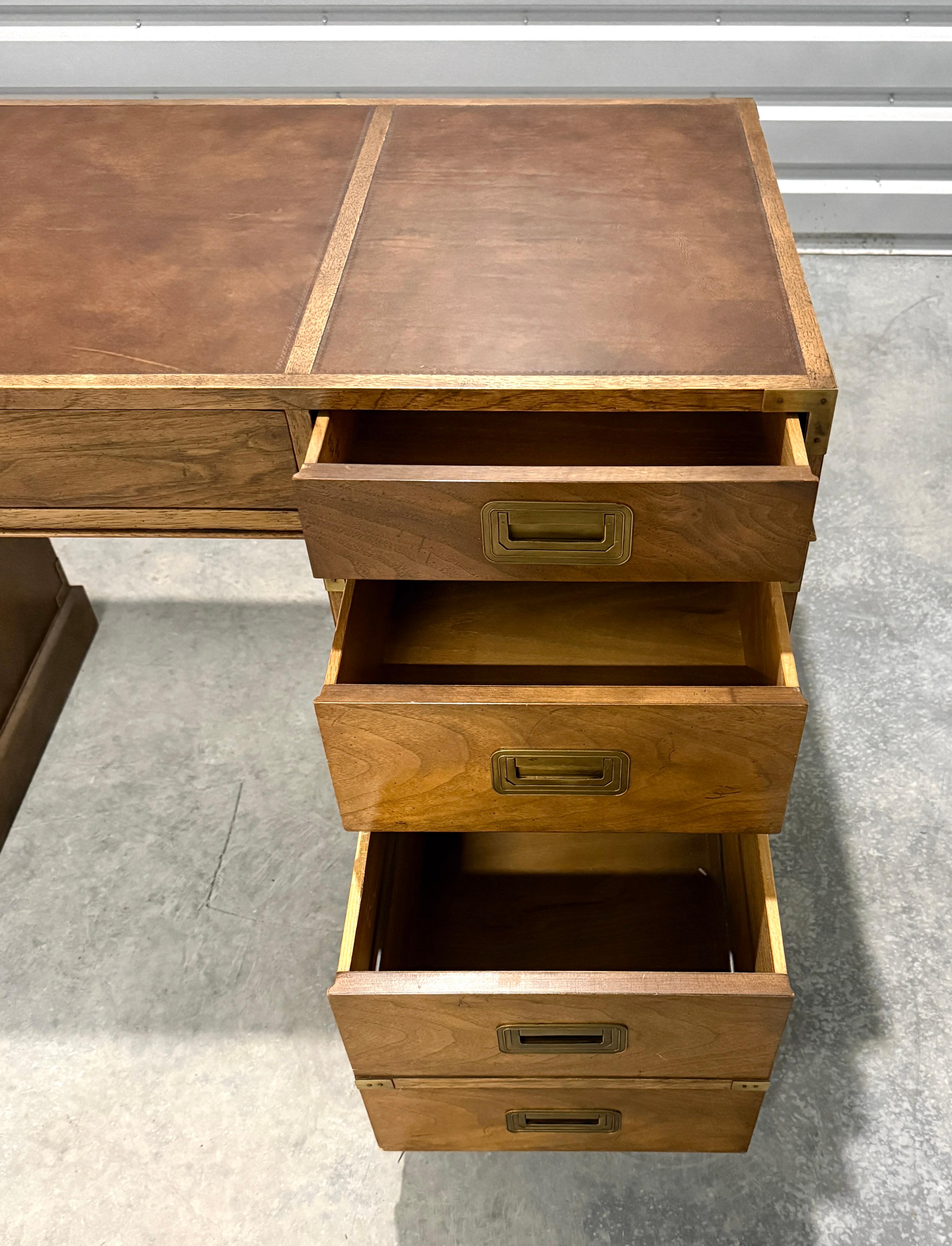 Scrivania con piano in pelle in noce di Baker Furniture Campaigner In condizioni buone in vendita a Norwood, NJ