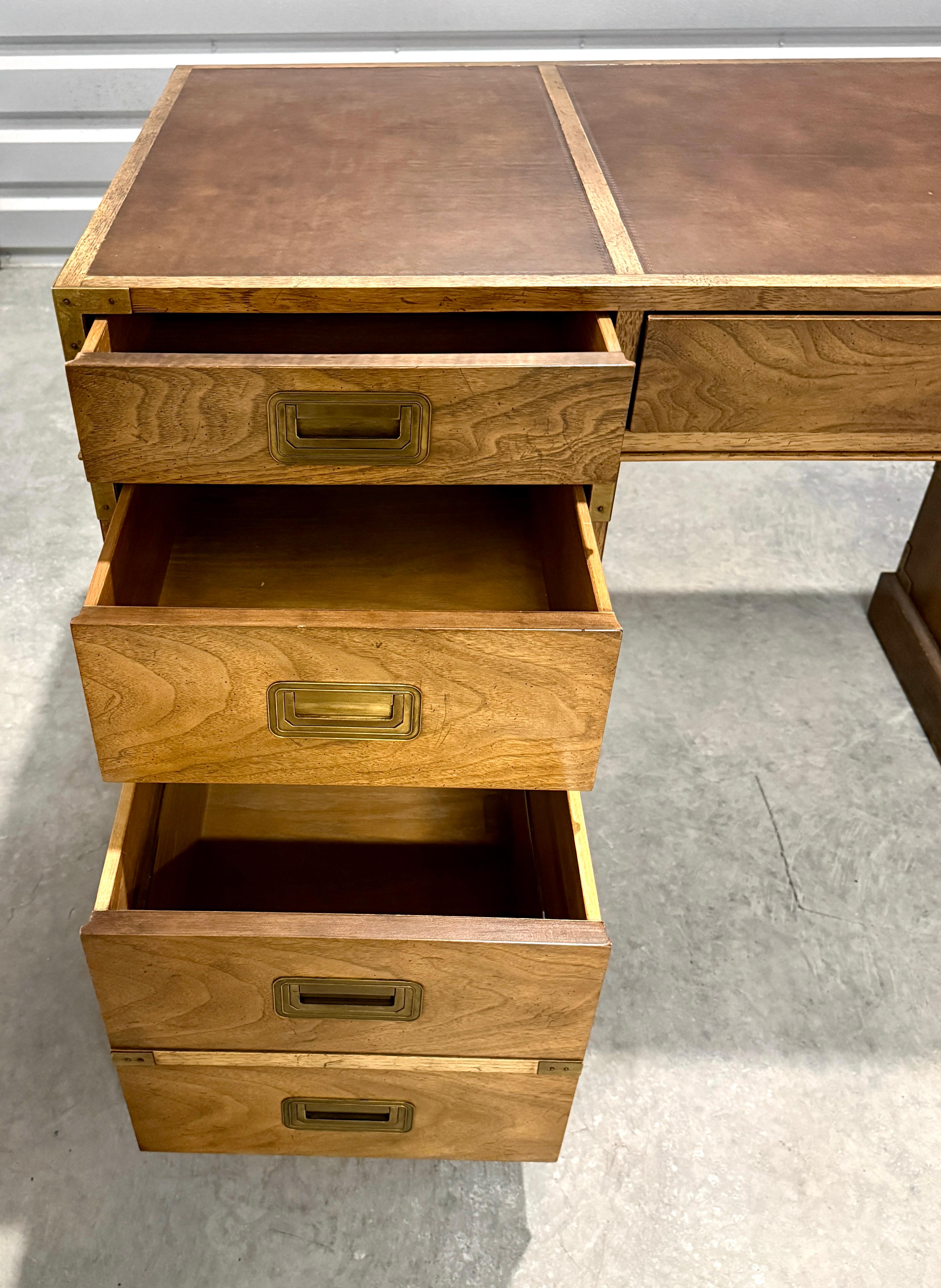 XX secolo Scrivania con piano in pelle in noce di Baker Furniture Campaigner in vendita