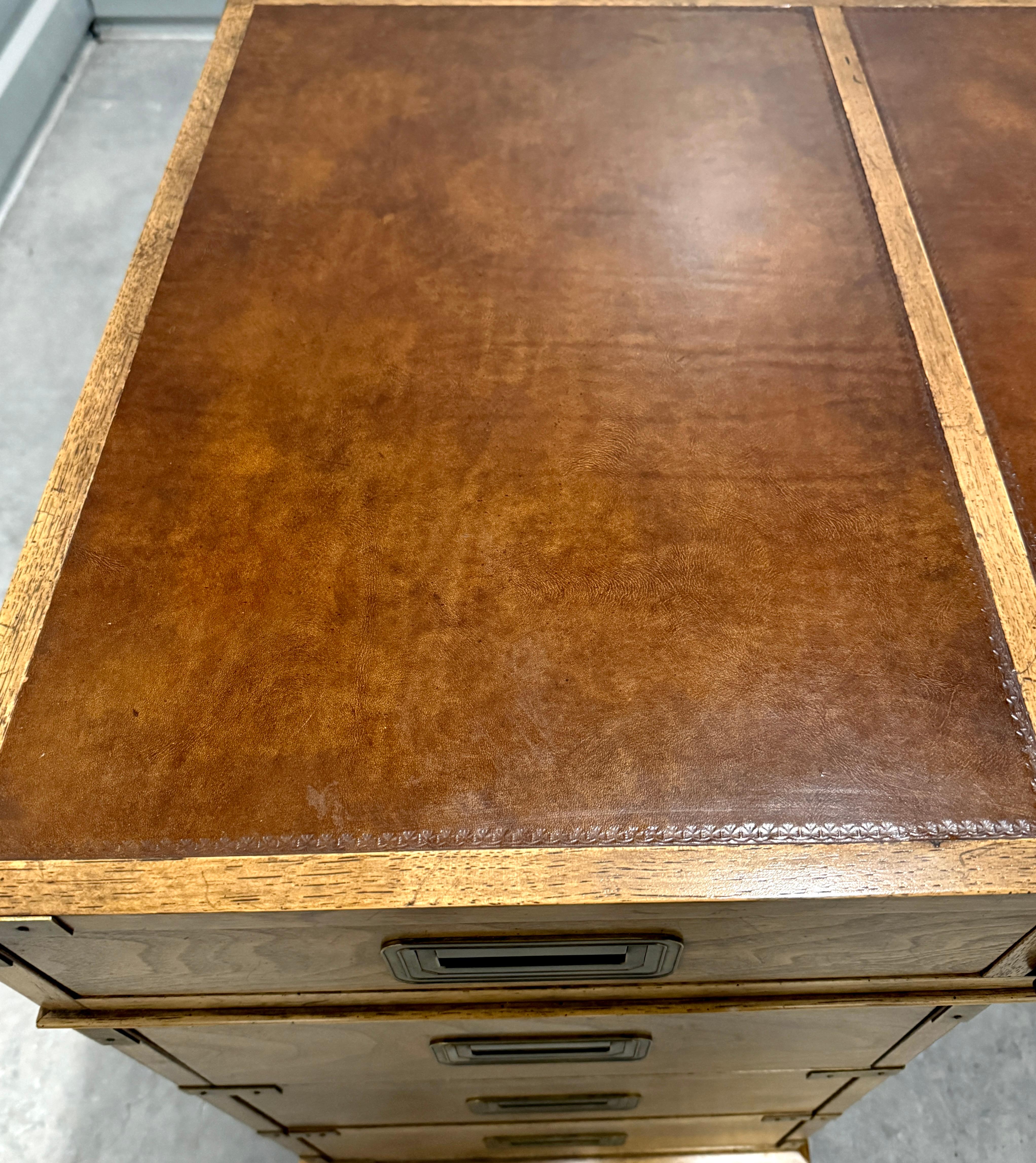 Ottone Scrivania con piano in pelle in noce di Baker Furniture Campaigner in vendita