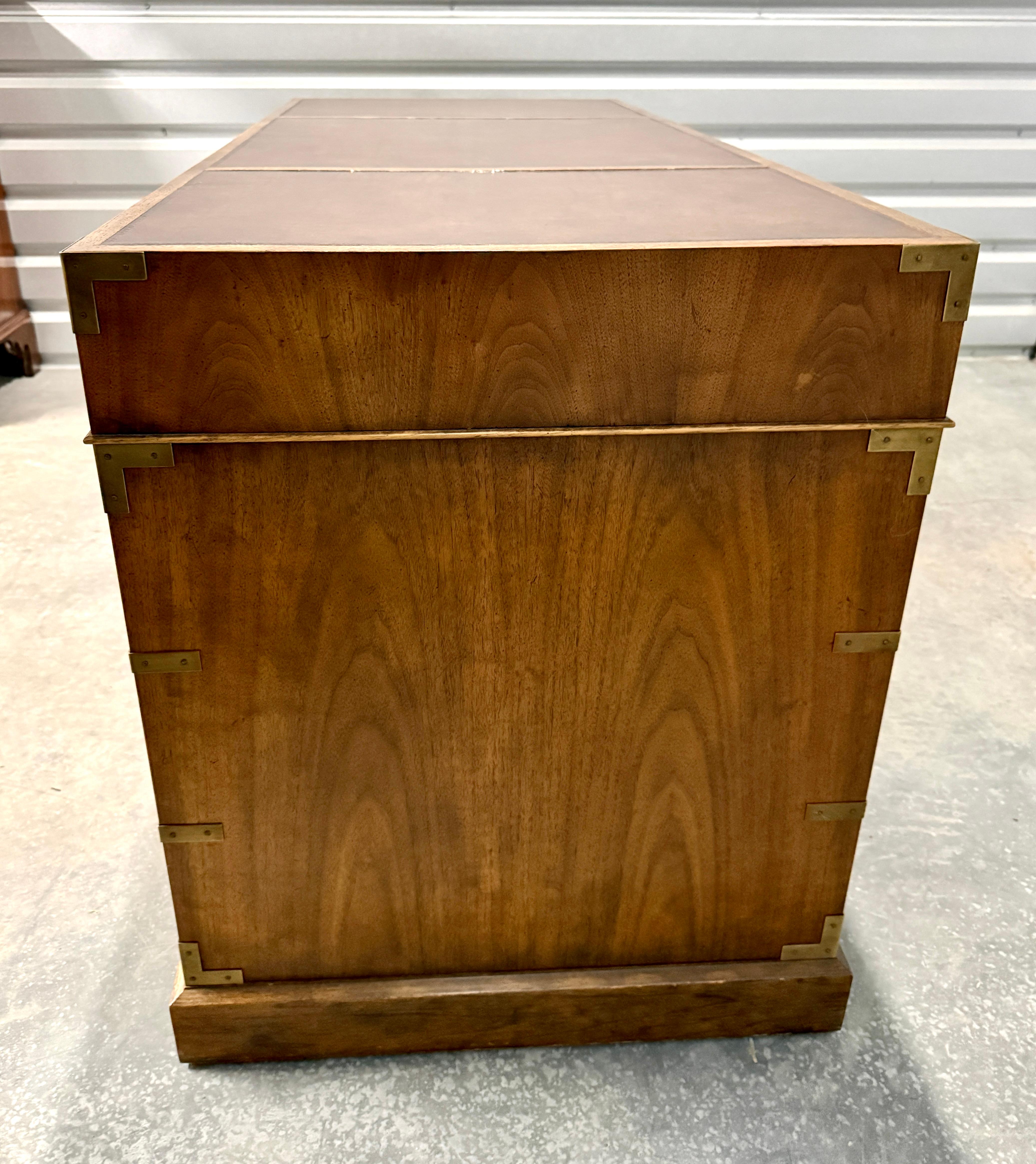 Scrivania con piano in pelle in noce di Baker Furniture Campaigner in vendita 1